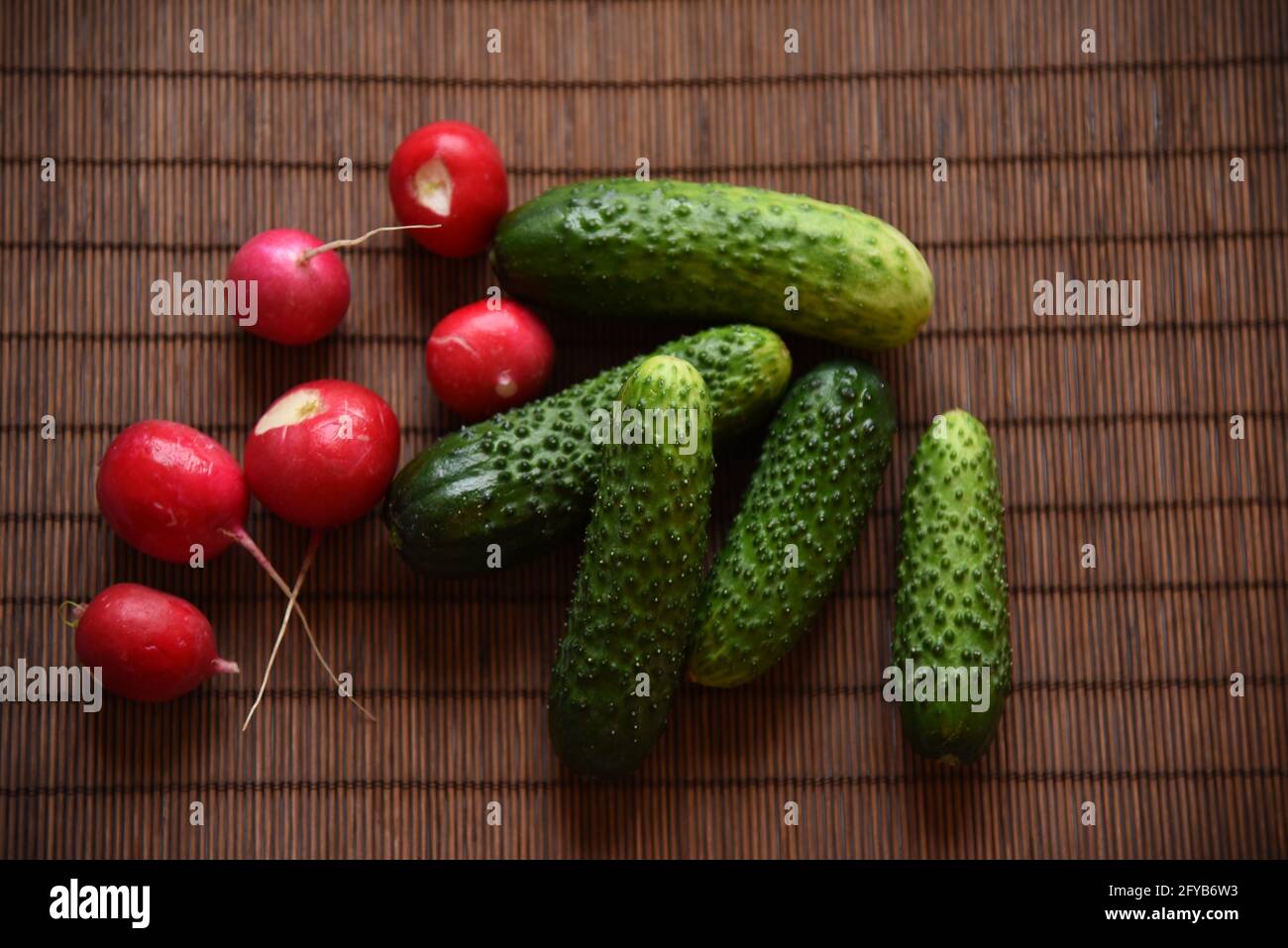 Frisches Gemüse Gurken und Radieschen Stockfoto