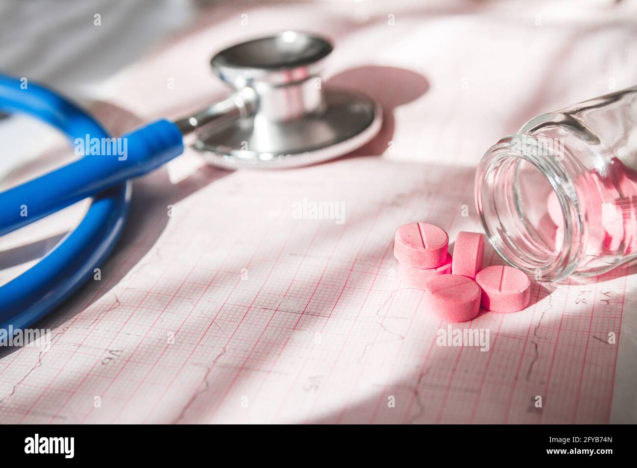 Nahaufnahme der medizinischen Karte eines Patienten, Stethoskop und Pillen Stockfoto