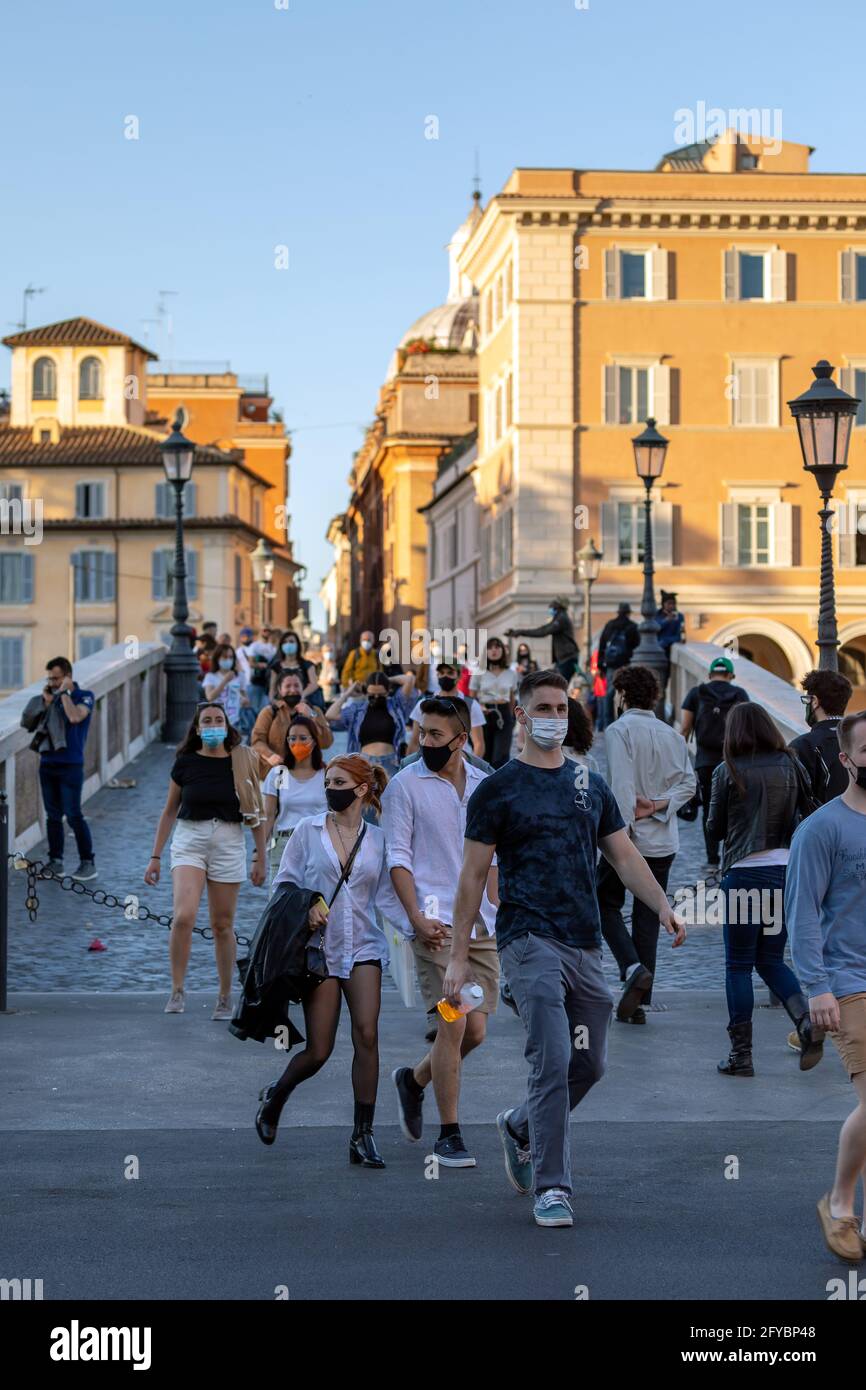 Roma, Italien. Mai 2021. Viele Menschen, Bürger und Touristen überqueren die Ponte Sisto in der Nähe von Trastevere im historischen Stadtzentrum. (Foto: Gennaro Leonardi/Pacific Press) Quelle: Pacific Press Media Production Corp./Alamy Live News Stockfoto