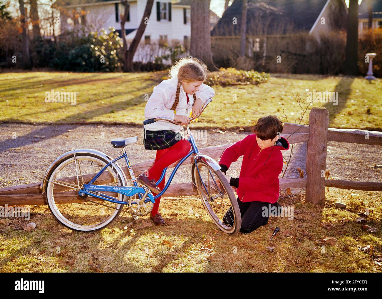 60S MÄDCHEN STEHEND MIT DEM FAHRRAD IN ROTEN STRUMPFHOSEN