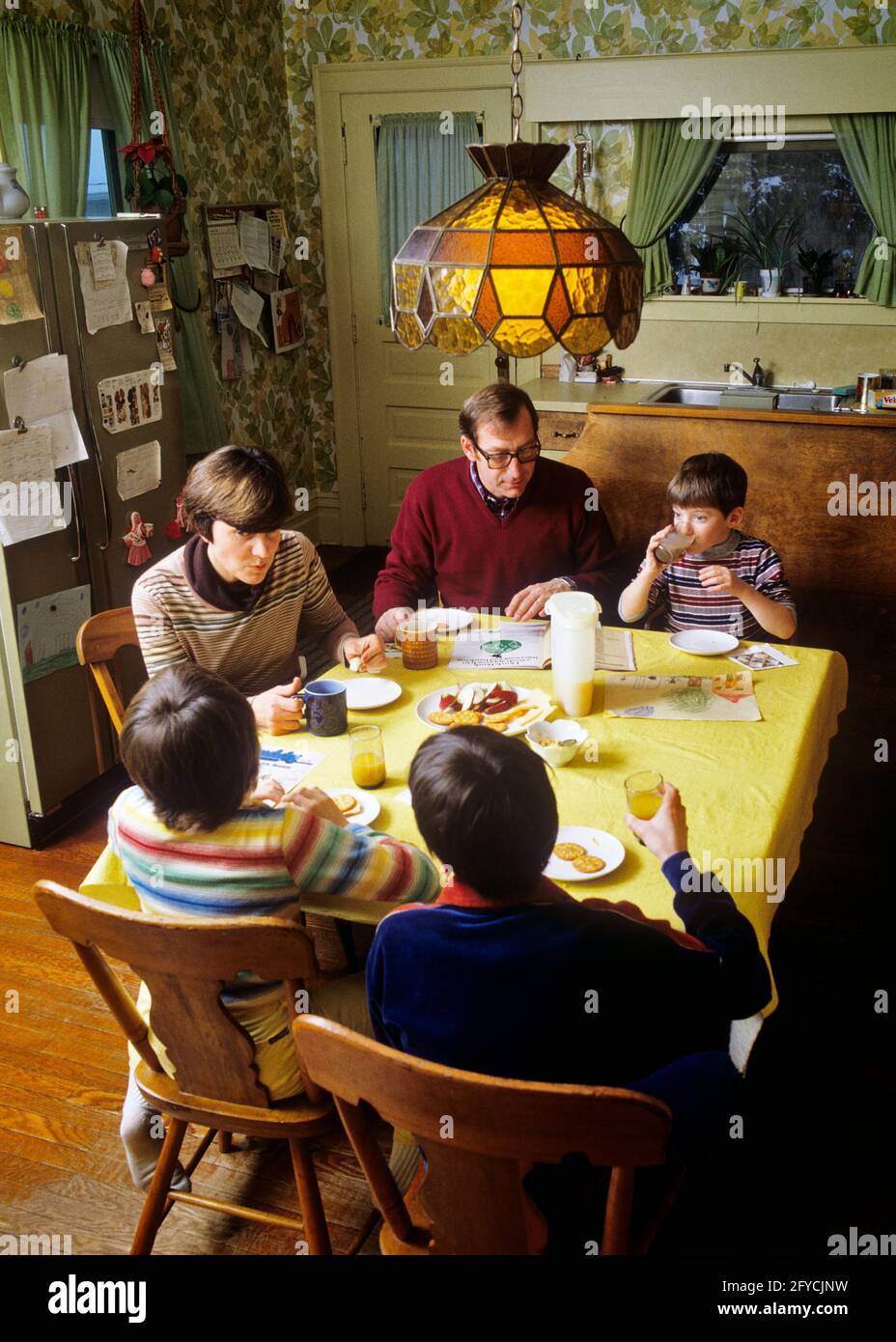 80ER JAHRE MUTTER VATER DREI KINDER BEIM FRÜHSTÜCK ODER SNACK IN WOHNKÜCHE  - KD4332 TEU001 HARS FRÜHSTÜCK MAMA DRINNEN NOSTALGISCH KOMBINIEREN SIE  URBANE FARBE TEILEN MÜTTER ALTE ZEIT BESCHÄFTIGT NOSTALGIE OLD FASHION