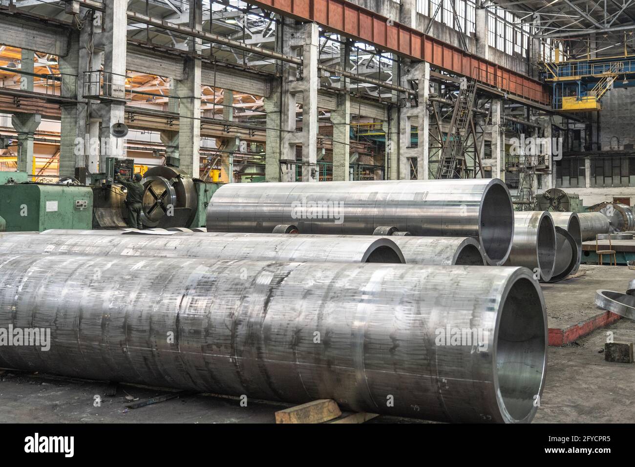 Rohrfabrik Produktionslinie mit Stahlrohrrohren auf dem Boden, Metallarbeiten Schwerindustrie. Stockfoto