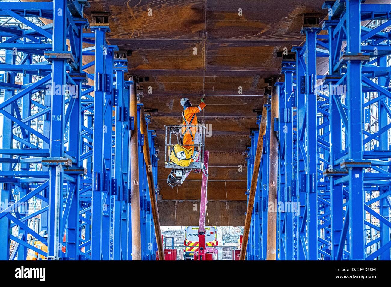 Über M8 in Glasgow wird eine neue Brücke gebaut und installiert Stockfoto