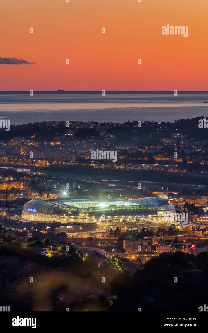 FRANCE, ALPES-MARITIMES (06) NICE, ALLIANZ RIVIERA STADIUM, IM VIERTEL SAINT-ISIDORE GELEGEN. DIESES HOCHMODERNE GEHÄUSE MIT 35,000 SITZPLÄTZEN (45,000 Stockfoto