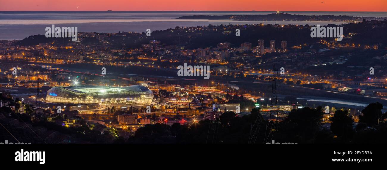 FRANCE, ALPES-MARITIMES (06) NICE, ALLIANZ RIVIERA STADIUM, IM VIERTEL SAINT-ISIDORE GELEGEN. DIESES HOCHMODERNE GEHÄUSE MIT 35,000 SITZPLÄTZEN (45,000 Stockfoto