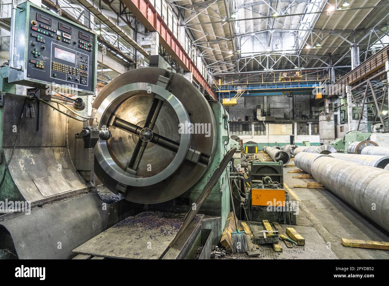 Pipe Factory Produktionslinie mit Drehmaschine, Lagerraum innen, Metallbearbeitung Schwerindustrie. Stockfoto