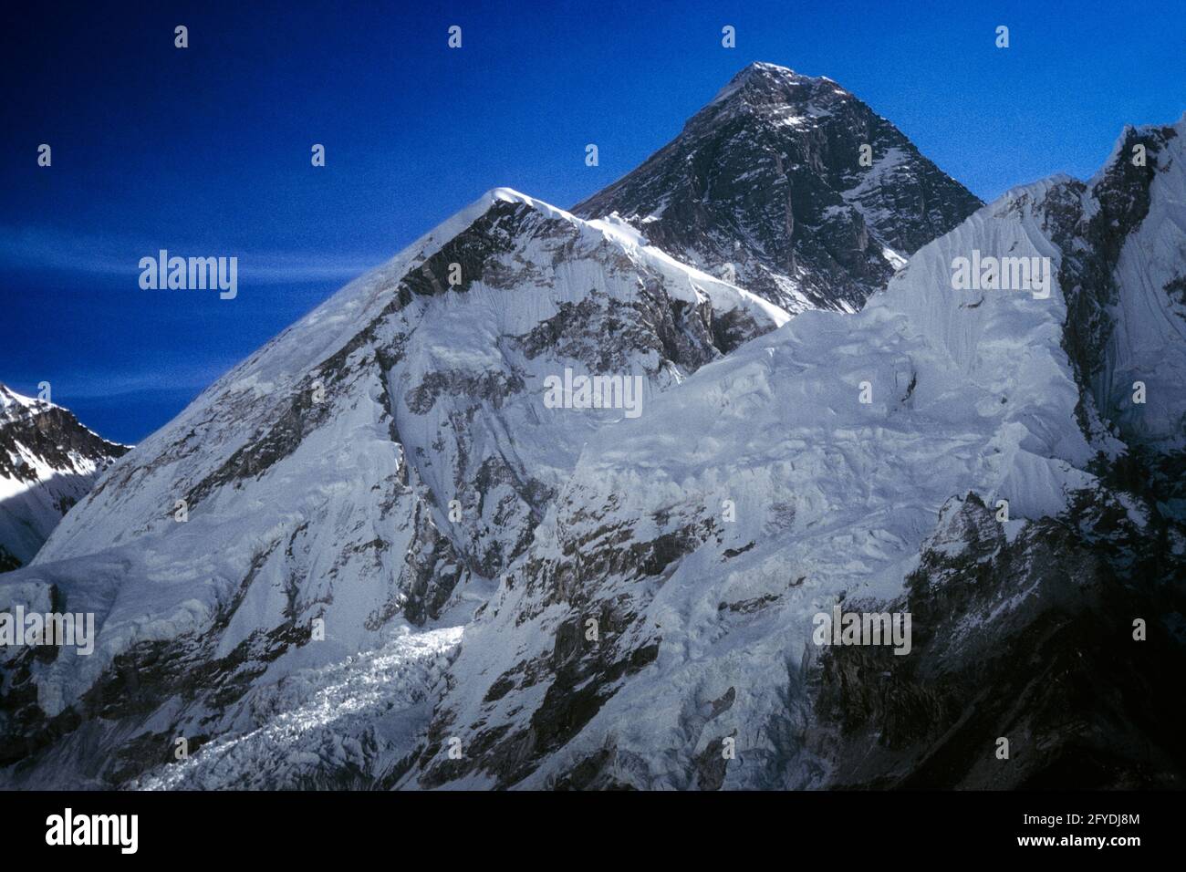 SCHNEEBEDECKTE MT DER 1980ER JAHRE EVEREST HÖCHSTER BERG ÜBER DEM MEERESSPIEGEL MIT 29,029 FUSS IN MAHALANGUR HIMALAYAS HIMALAYAS NEPAL - KR45998 CLE002 HARS OLD FASHIONED Stockfoto