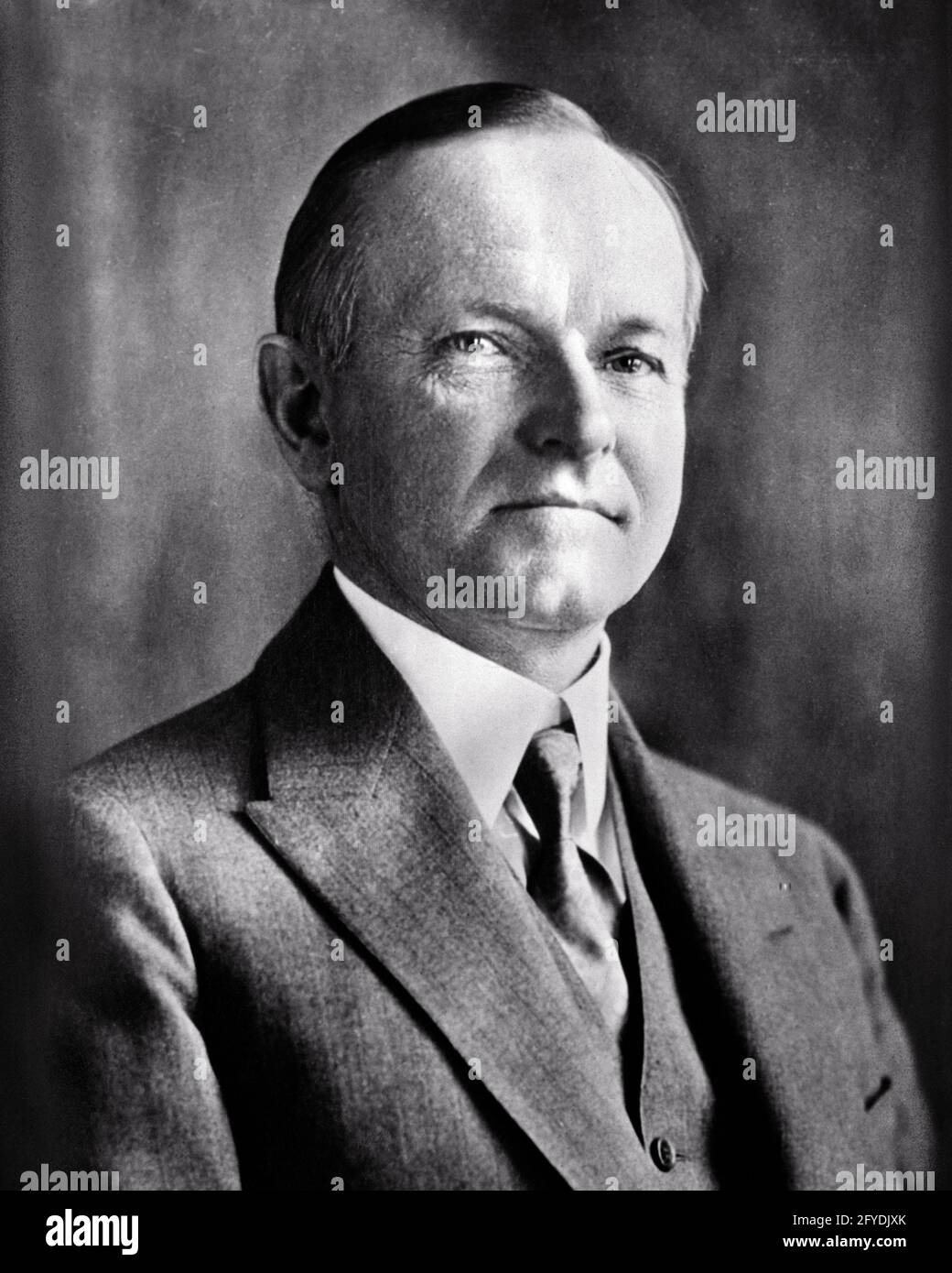 PORTRÄT DER 1920ER JAHRE CALVIN COOLIDGE 30. PRÄSIDENT DES VEREINIGTEN STAATES VON AMERIKA MIT BLICK AUF DIE KAMERA - Q52287 CPC001 HARS CALVIN NEW ENGLAND VEREINIGTE VIZE-PRÄSIDENT SCHWARZ-WEISS KAUKASISCHEN ETHNIE ALT MODISCH Stockfoto