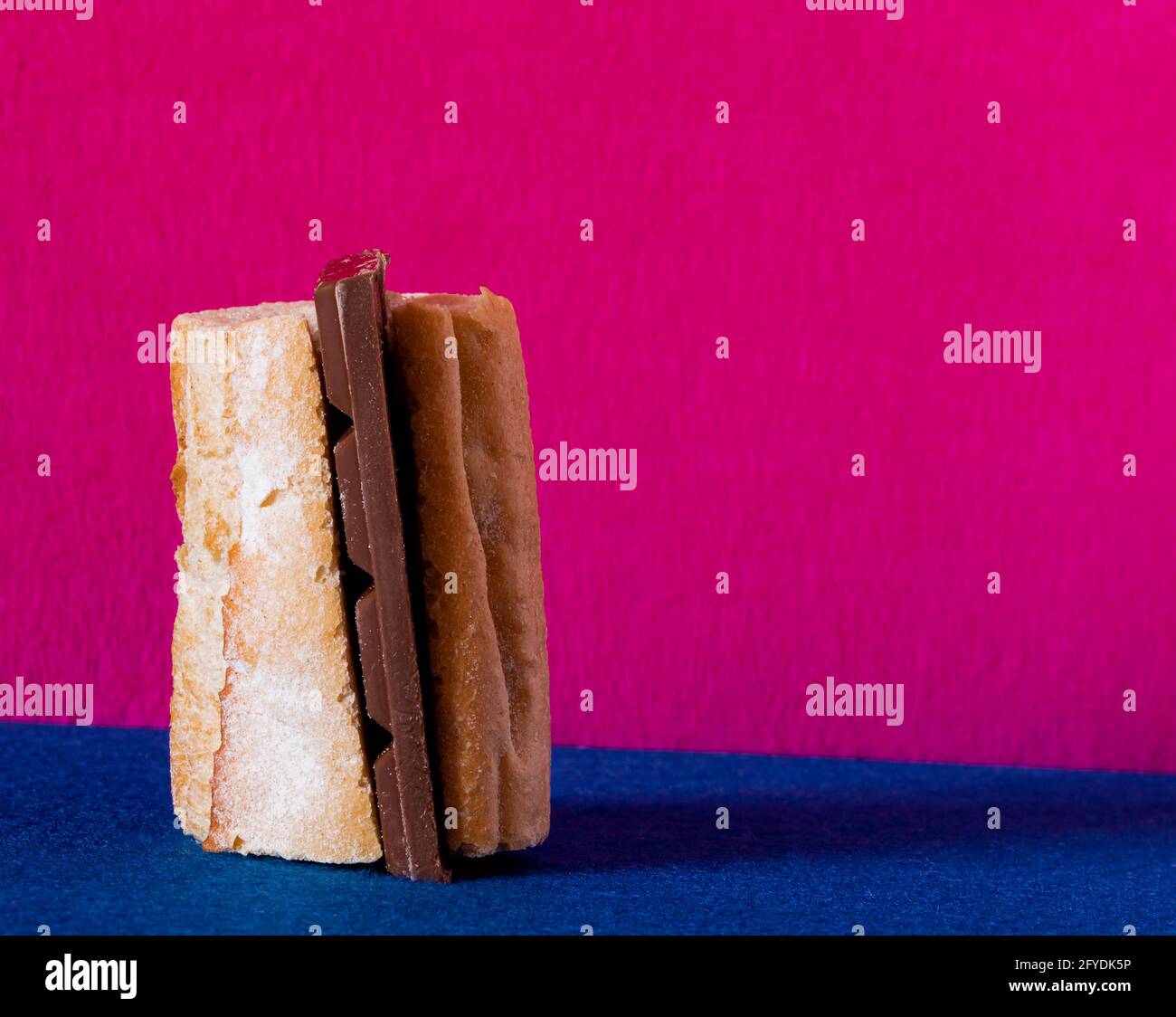 Nahaufnahme einer Tafel Schokolade in einem Brot Stockfoto