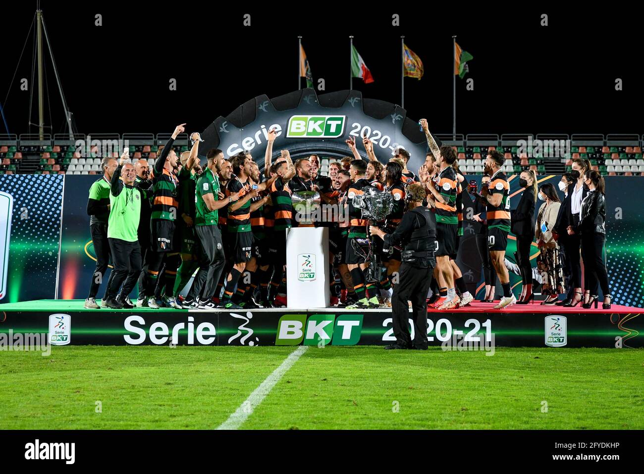 Venedig, Italien. Mai 2021. Il Venezia festeggia sul podio la promozione in Serie A durante Finale Playoff - Venezia FC vs AS Cittadella, Campionato di Calcio Serie BKT in Venezia, Italia, 27 maggio 2021 Credit: Independent Photo Agency/Alamy Live News Stockfoto