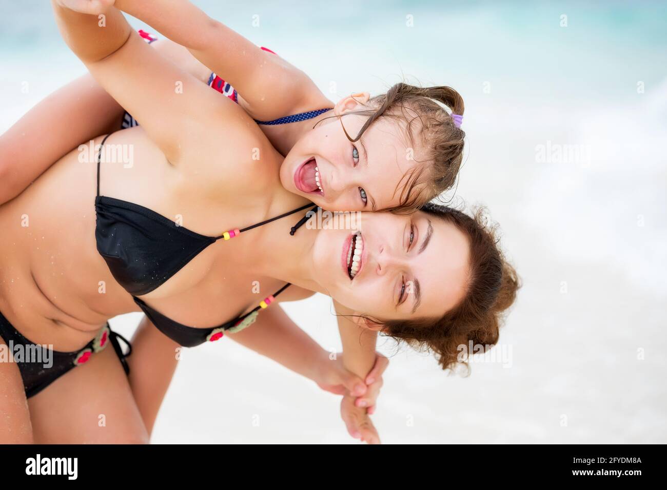Glücklich, Mutter und Tochter am Ocean Beach auf den Malediven im Sommer Urlaub Stockfoto