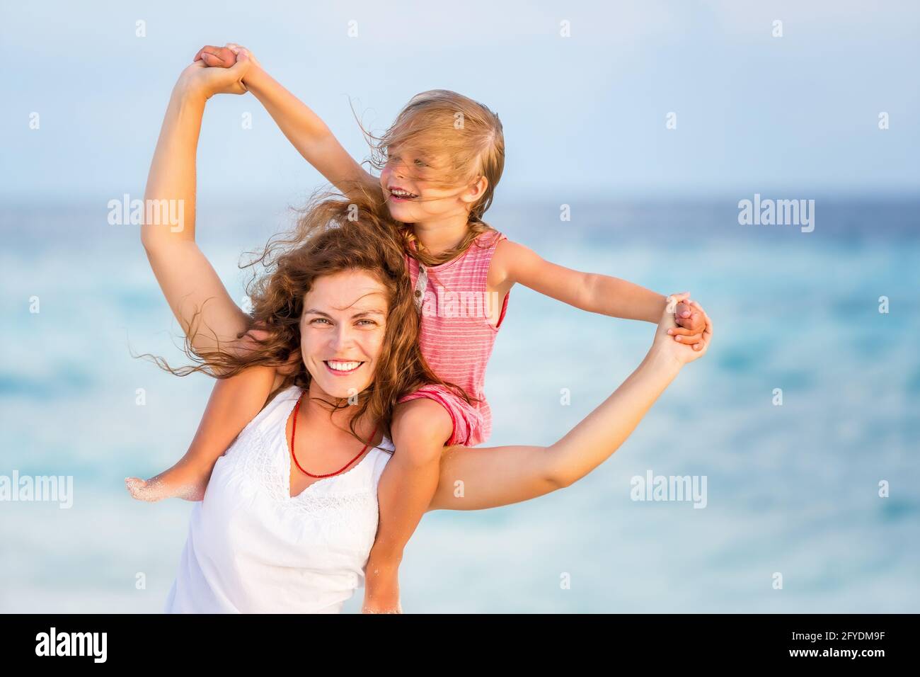 Glücklich, Mutter und Tochter am Ocean Beach auf den Malediven im Sommer Urlaub Stockfoto