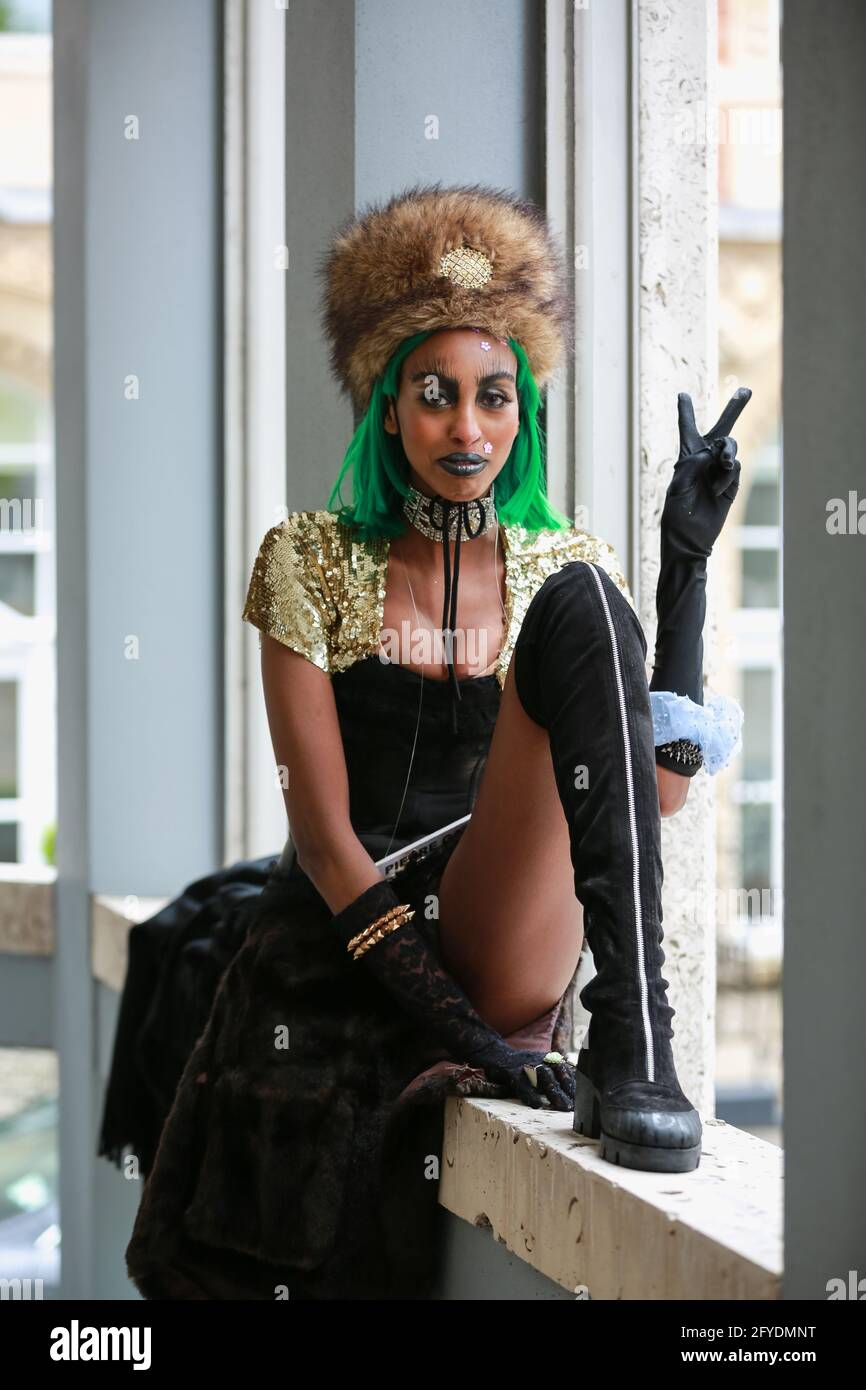 London, Großbritannien. 22 Mai 2021. Das Modell besucht eine Flash Mob Modenschau in St. James’s für den Designer Pierre Garroudi. Quelle: Waldemar Sikora Stockfoto