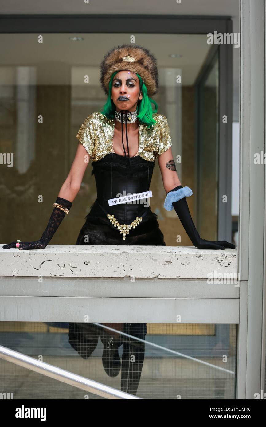London, Großbritannien. 22 Mai 2021. Das Modell besucht eine Flash Mob Modenschau in St. James’s für den Designer Pierre Garroudi. Quelle: Waldemar Sikora Stockfoto