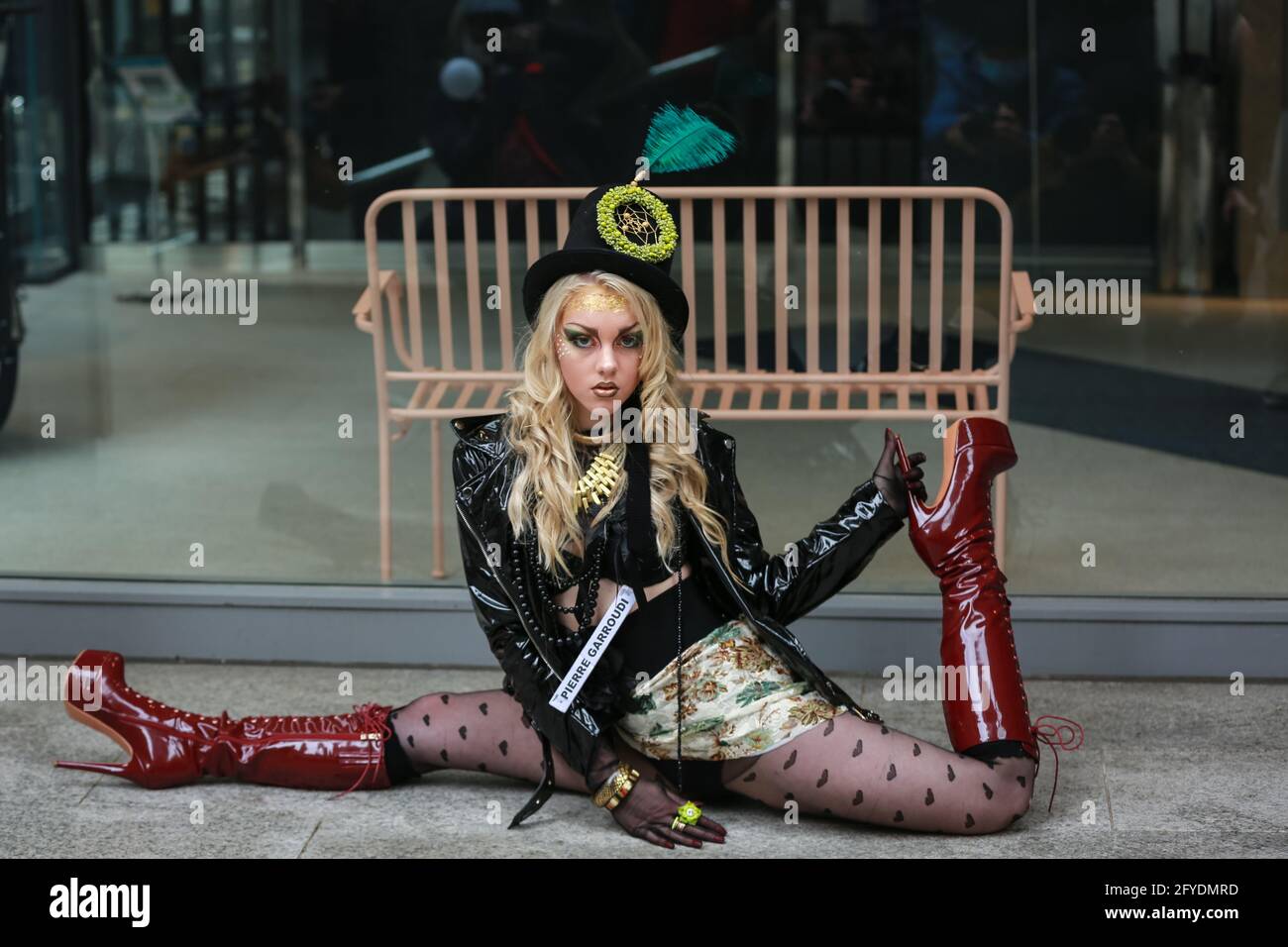 London, Großbritannien. 22 Mai 2021. Das Modell besucht eine Flash Mob Modenschau in St. James’s für den Designer Pierre Garroudi. Quelle: Waldemar Sikora Stockfoto