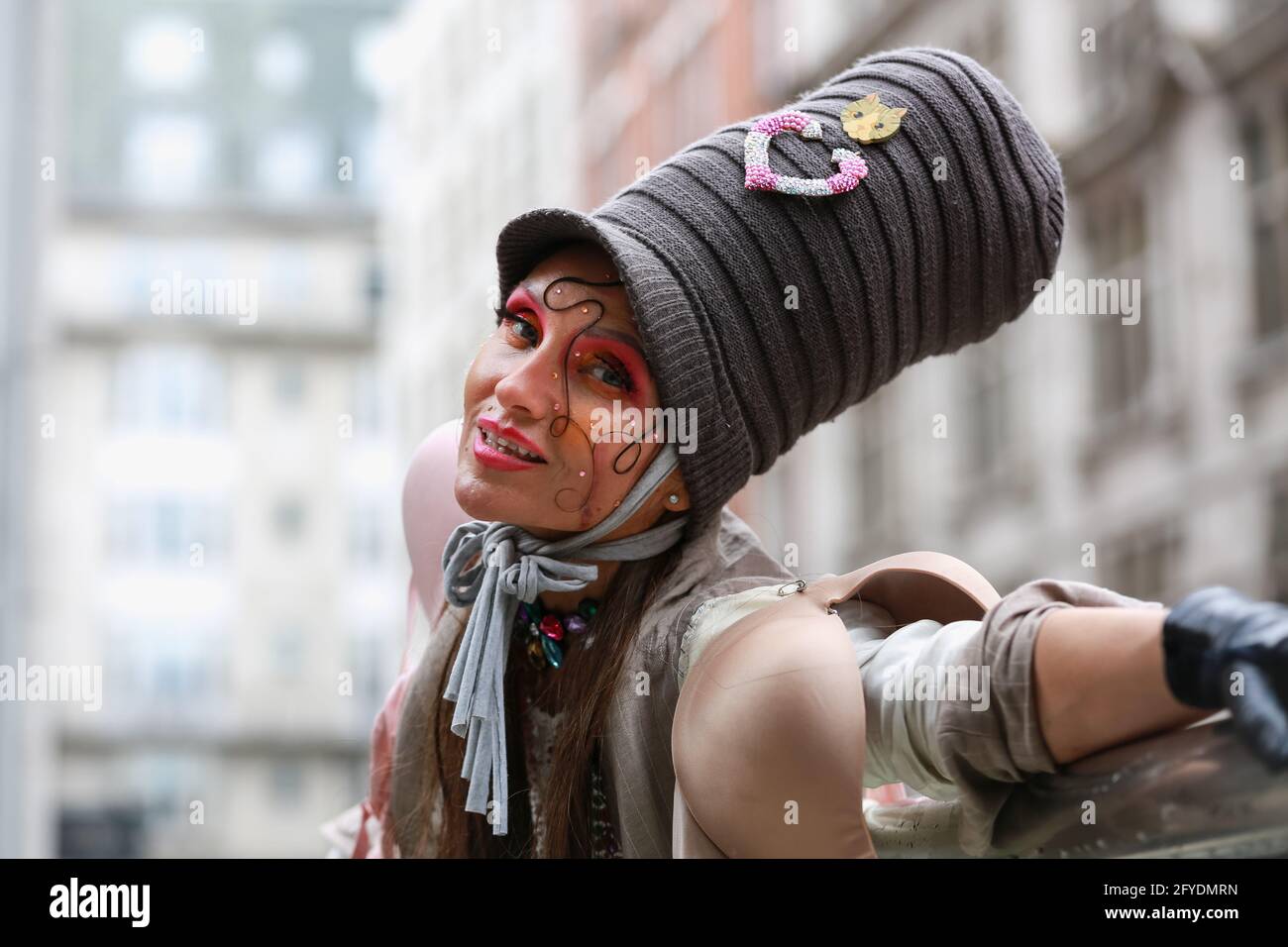 London, Großbritannien. 22 Mai 2021. Das Modell besucht eine Flash Mob Modenschau in St. James’s für den Designer Pierre Garroudi. Quelle: Waldemar Sikora Stockfoto