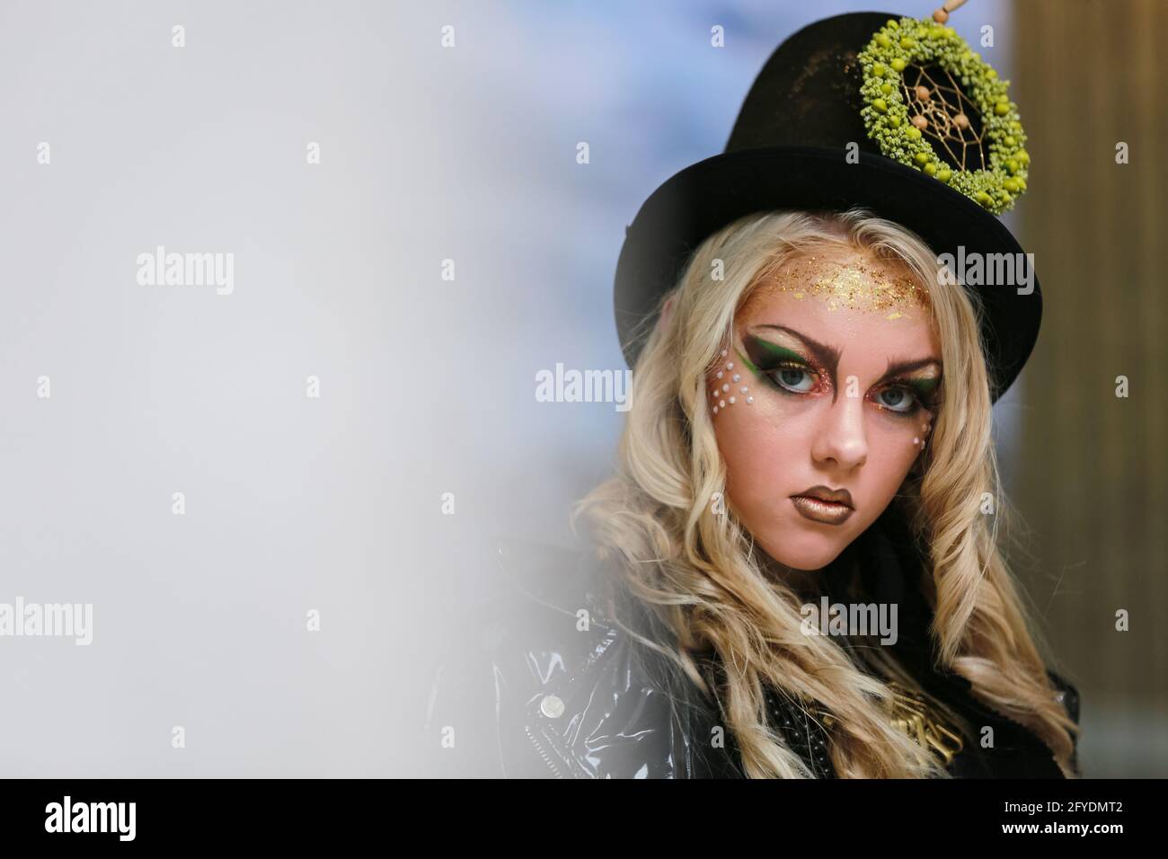 London, Großbritannien. 22 Mai 2021. Das Modell besucht eine Flash Mob Modenschau in St. James’s für den Designer Pierre Garroudi. Quelle: Waldemar Sikora Stockfoto