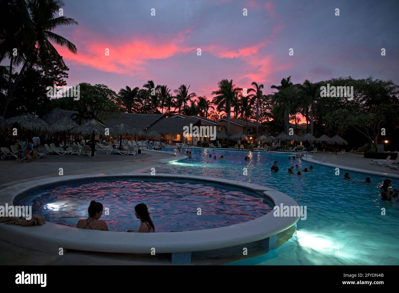 Menschen beobachten den Sonnenuntergang von einem Pool in Costa Rica, Mittelamerika Stockfoto