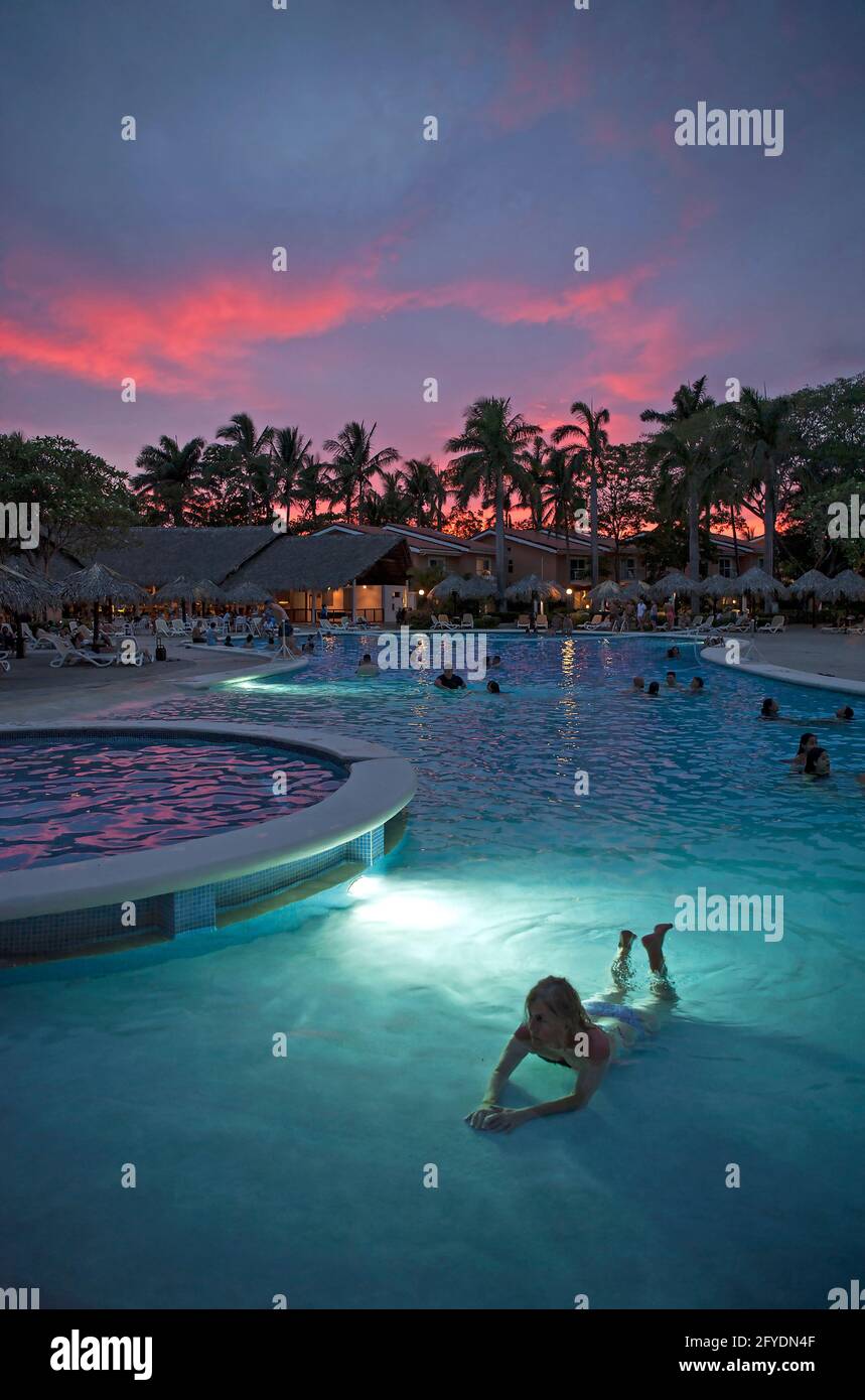 Sonnenuntergang von einem Pool in Costa Rica, Mittelamerika Stockfoto