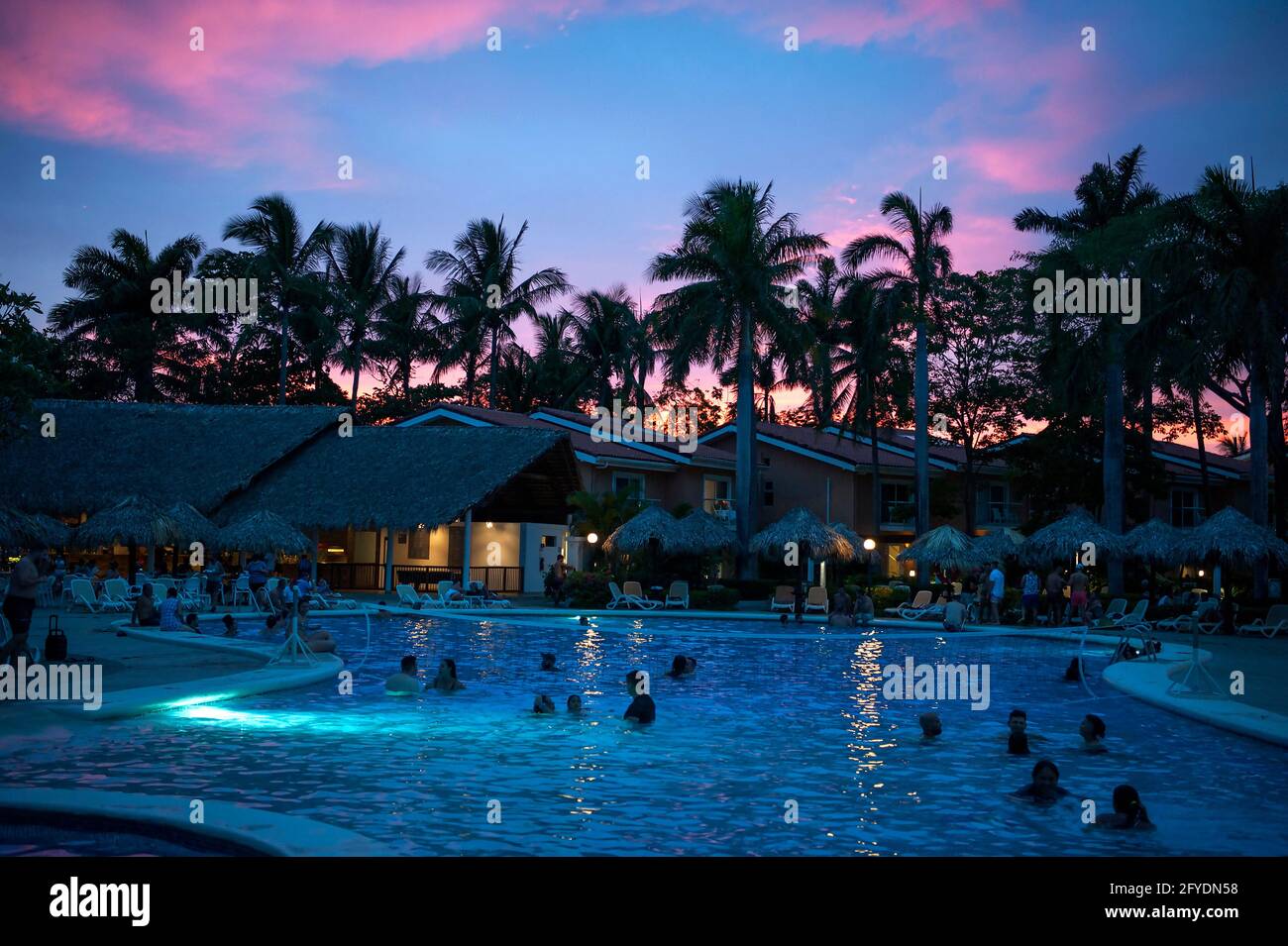 Farbenfroher Sonnenuntergang über einem Pool in Costa Rica, Mittelamerika Stockfoto