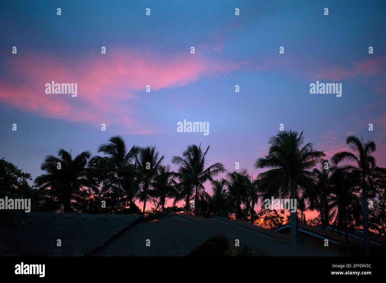 Farbenfroher Sonnenuntergang über einem Pool in Costa Rica, Mittelamerika Stockfoto