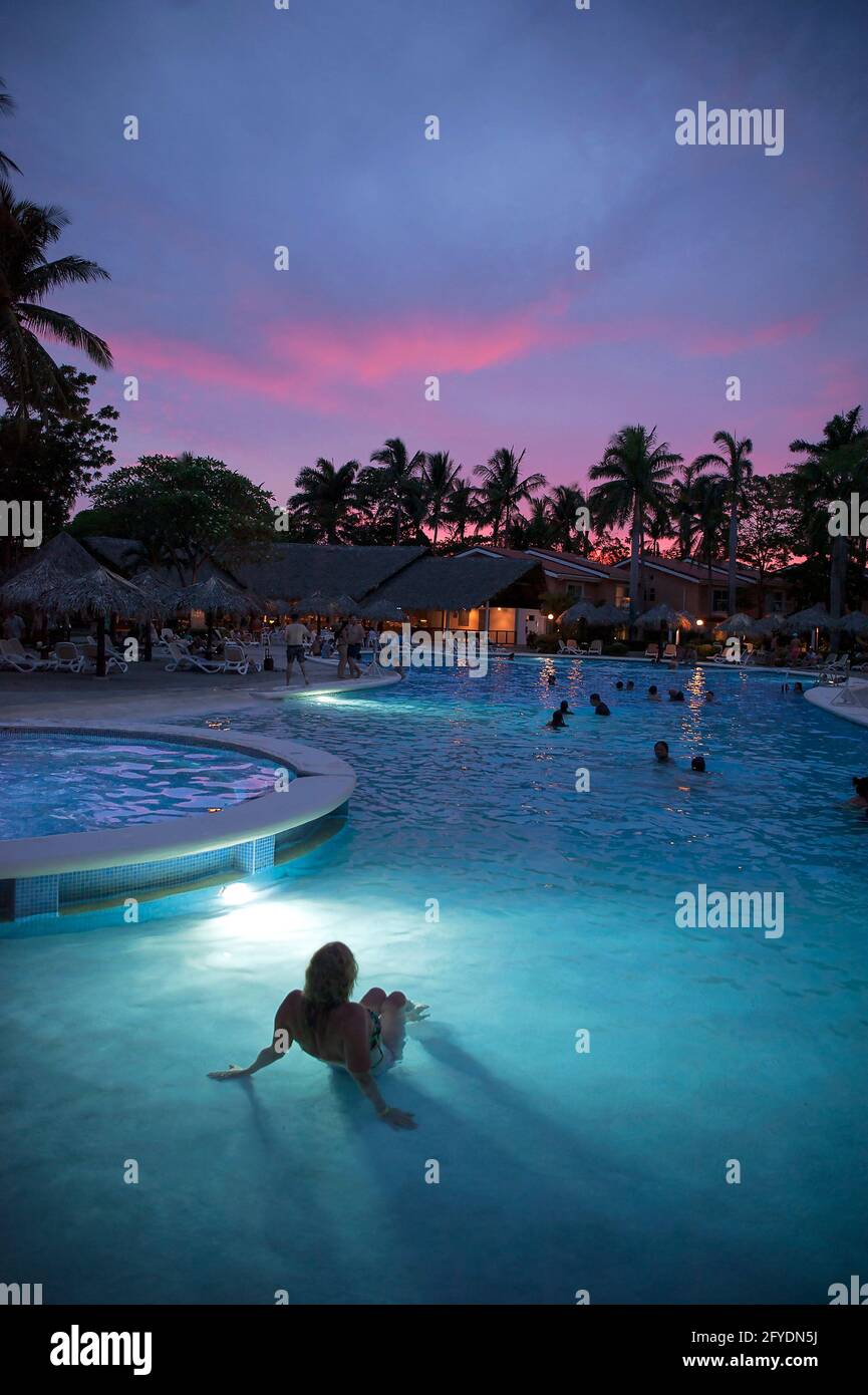 Farbenfroher Sonnenuntergang über einem Pool in Costa Rica, Mittelamerika Stockfoto