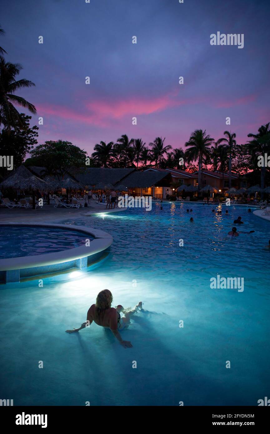 Farbenfroher Sonnenuntergang über einem Pool in Costa Rica, Mittelamerika Stockfoto