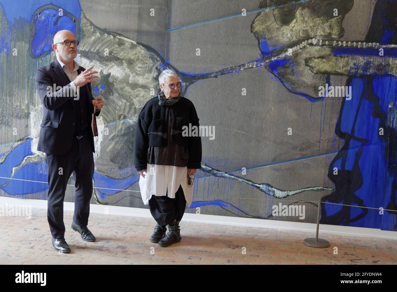 Chambord, Frankreich. Mai 2021. Lydie Arickx und Yannick Mercoyrol posiert während der Presseeröffnung der Ausstellung für zeitgenössische Kunst ARBORESCENCES Stockfoto