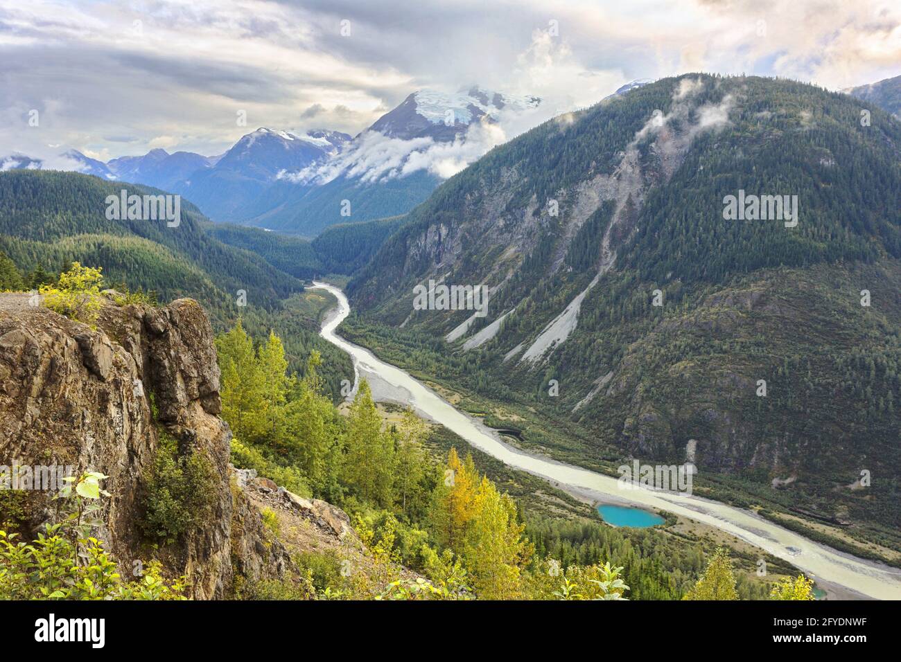 Weitläufiger, schöner Blick von der Hyder-Salmon Glacier Road auf den Salmon Glacier mit auffallend blauem Blick auf einen schmelzenden Gletscherwasserpool, British Columbia, CAN Stockfoto