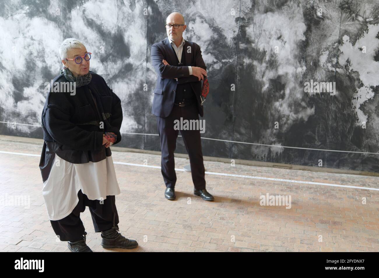 Chambord, Frankreich. Mai 2021. Lydie Arickx und Yannick Mercoyrol posiert während der Presseeröffnung der Ausstellung für zeitgenössische Kunst ARBORESCENCES Stockfoto