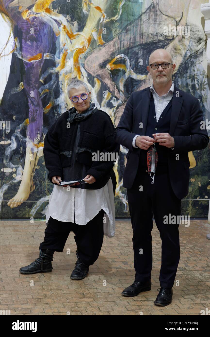 Chambord, Frankreich. Mai 2021. Lydie Arickx und Yannick Mercoyrol posiert während der Presseeröffnung der Ausstellung für zeitgenössische Kunst ARBORESCENCES Stockfoto