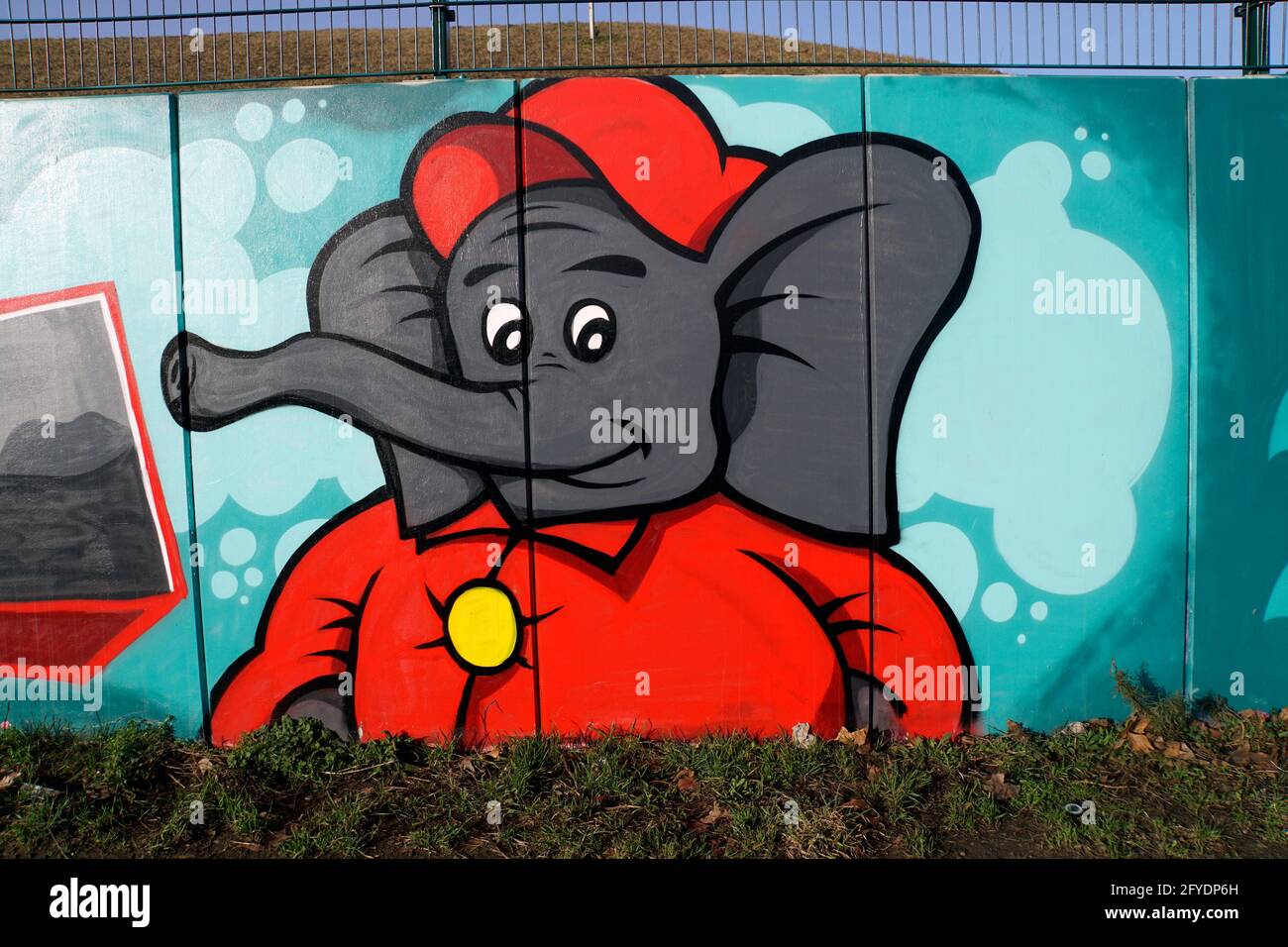 Graffity an einer Mauer - Elefant mit roter Jacke und Mütze, Köln, Nordrhein-Westfalen, Deutschland Stockfoto