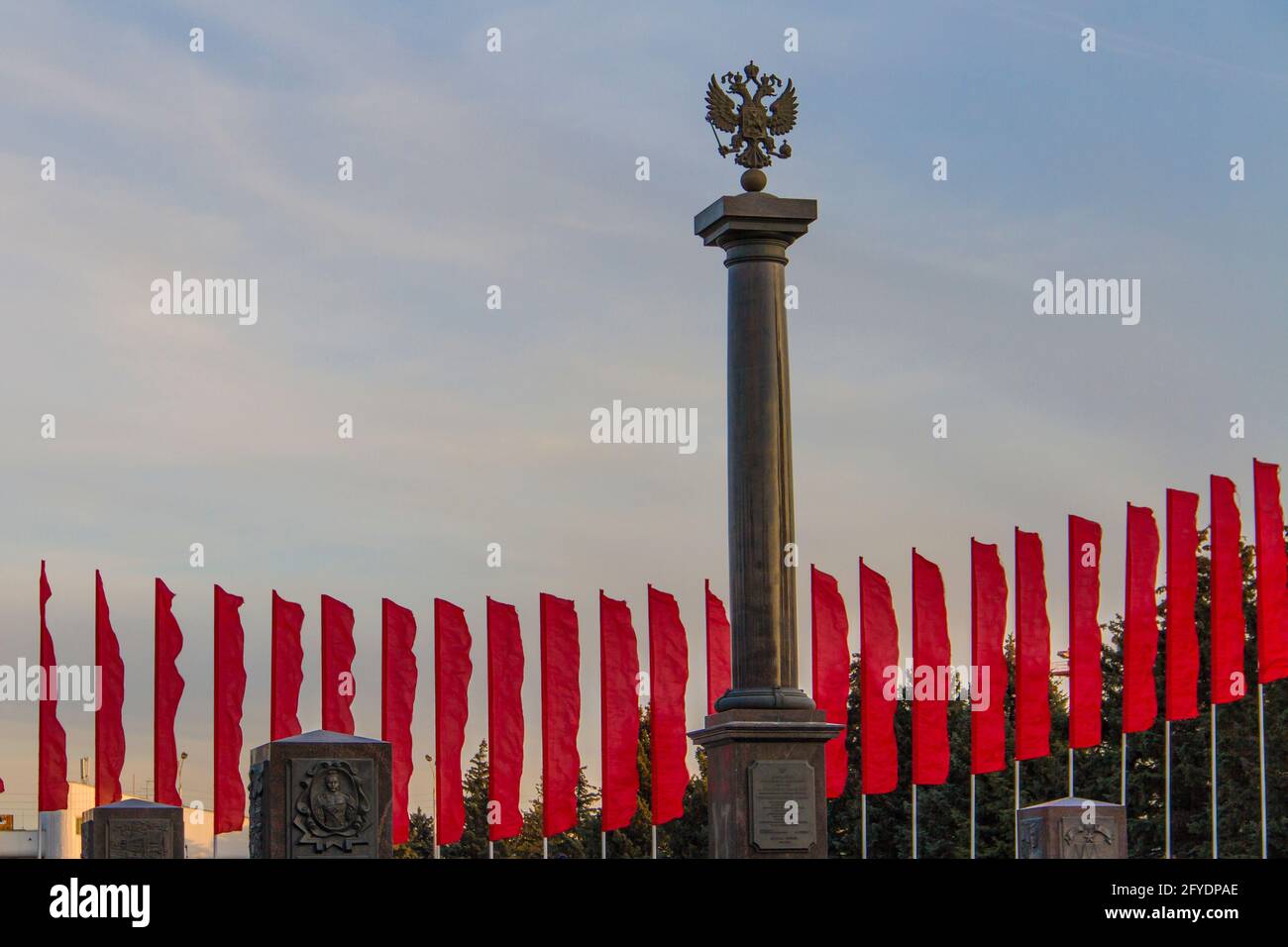 Stella und rote Fahnen auf dem Platz des Bahnhofs Rostow-am-Don, Russland. Stockfoto