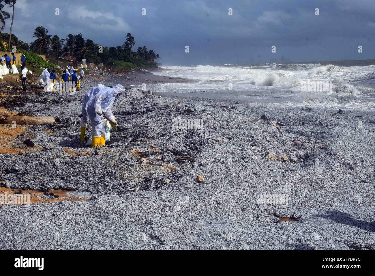 (210527) -- NEGOMBO (SRI LANKA), 27. Mai 2021 (Xinhua) -- Sicherheitspersonal Sri Lankas entfernt am 27. Mai 2021 an einem Strand in Pamunugama in Negombo, Sri Lanka, Trümmer aus dem X-Press Pearl-Schiff. Die Sri Lanka Navy sagte am Donnerstag, dass sie die Flammen an Bord des X-Press Pearl-Schiffes löschte, das am 20. Mai in der Nähe des Hafens von Colombo Feuer fing. Von lokalen Medien veröffentlichte Bilder zeigten, dass sich Strände von Colombo bis Negombo an der Westküste erstrecken. Quelle: Xinhua/Alamy Live News Stockfoto