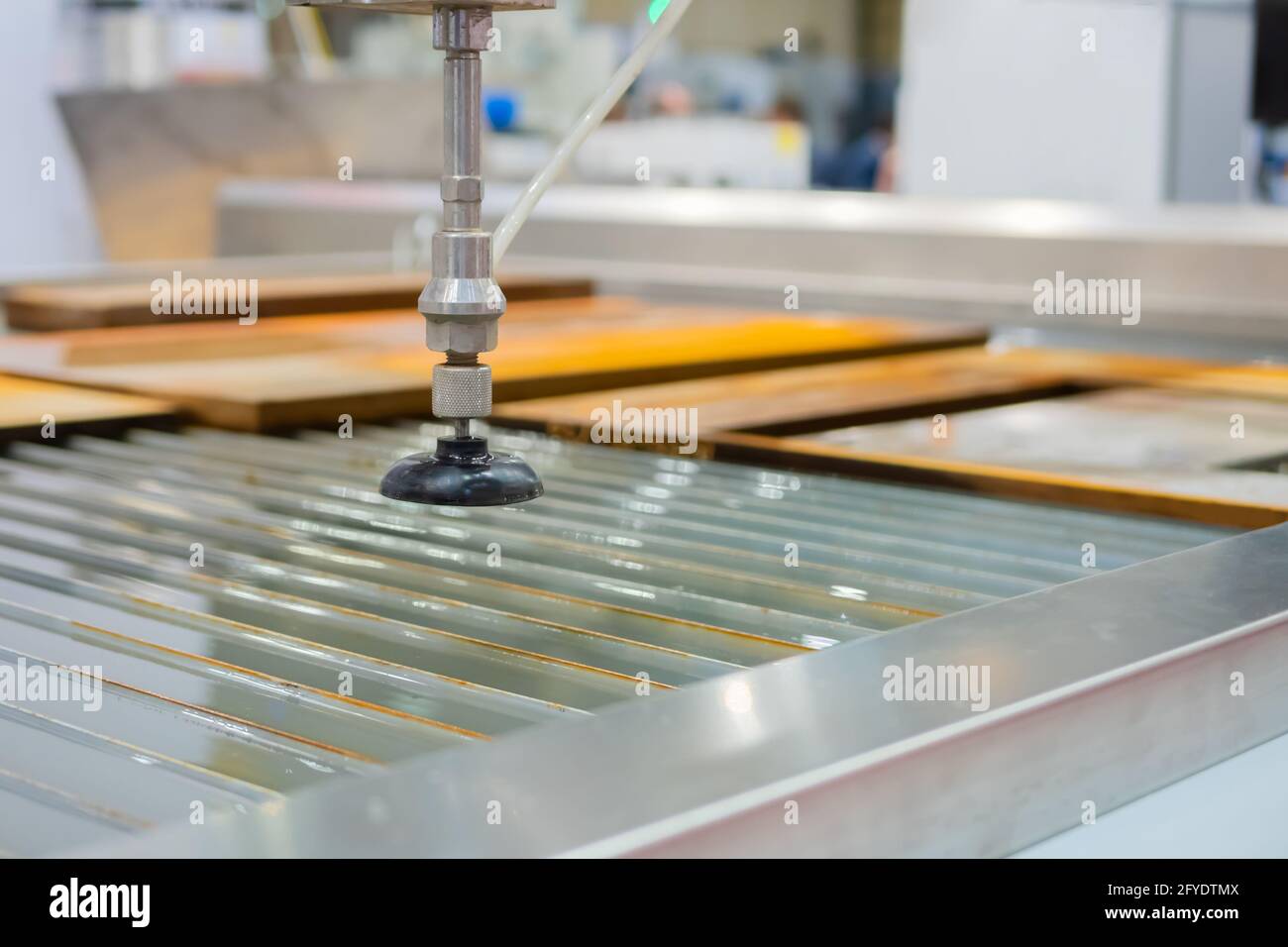 Schnelle extreme cnc automatische Wasserstrahlschneidemaschine, die mit Blech arbeitet Metall Stockfoto