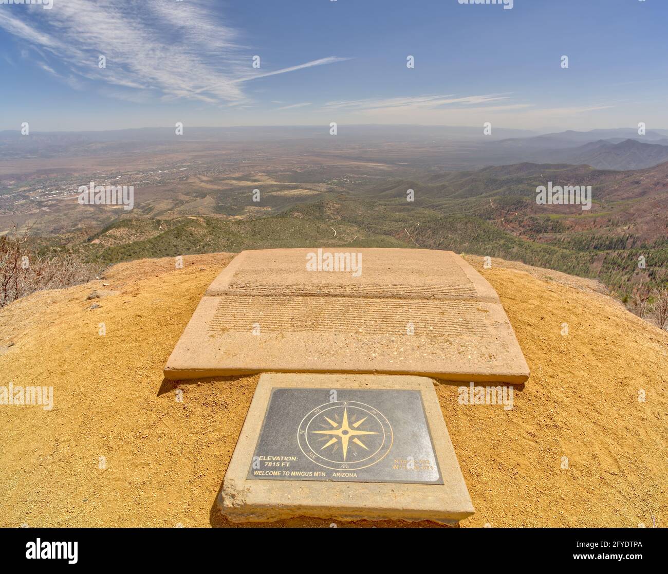 Der Startpunkt für Drachenflieger-Enthusiasten auf dem Gipfel des Mingus Mountain in der Nähe von Jerome Arizona. Die Stadt in der Ferne ist Cottonwood. Stockfoto