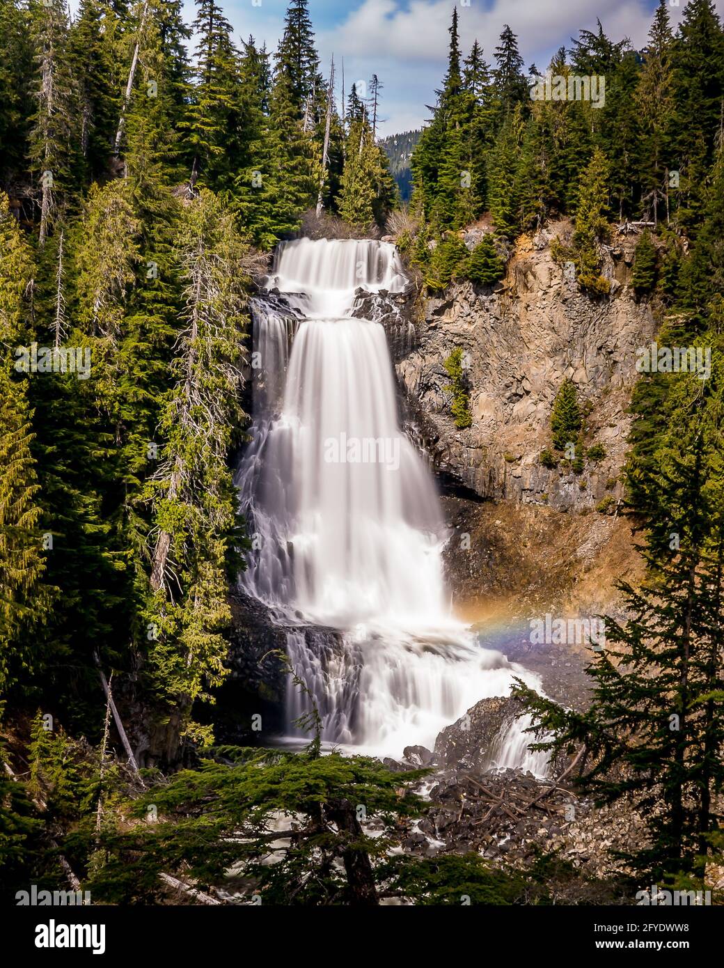 Die Frühlingsschneemenge sorgt für die wunderschönen Alexander Falls, einen Wasserfall auf Madeley Creek, im Callaghan Valley in der Nähe von Whistler British Columbia, Kanada Stockfoto