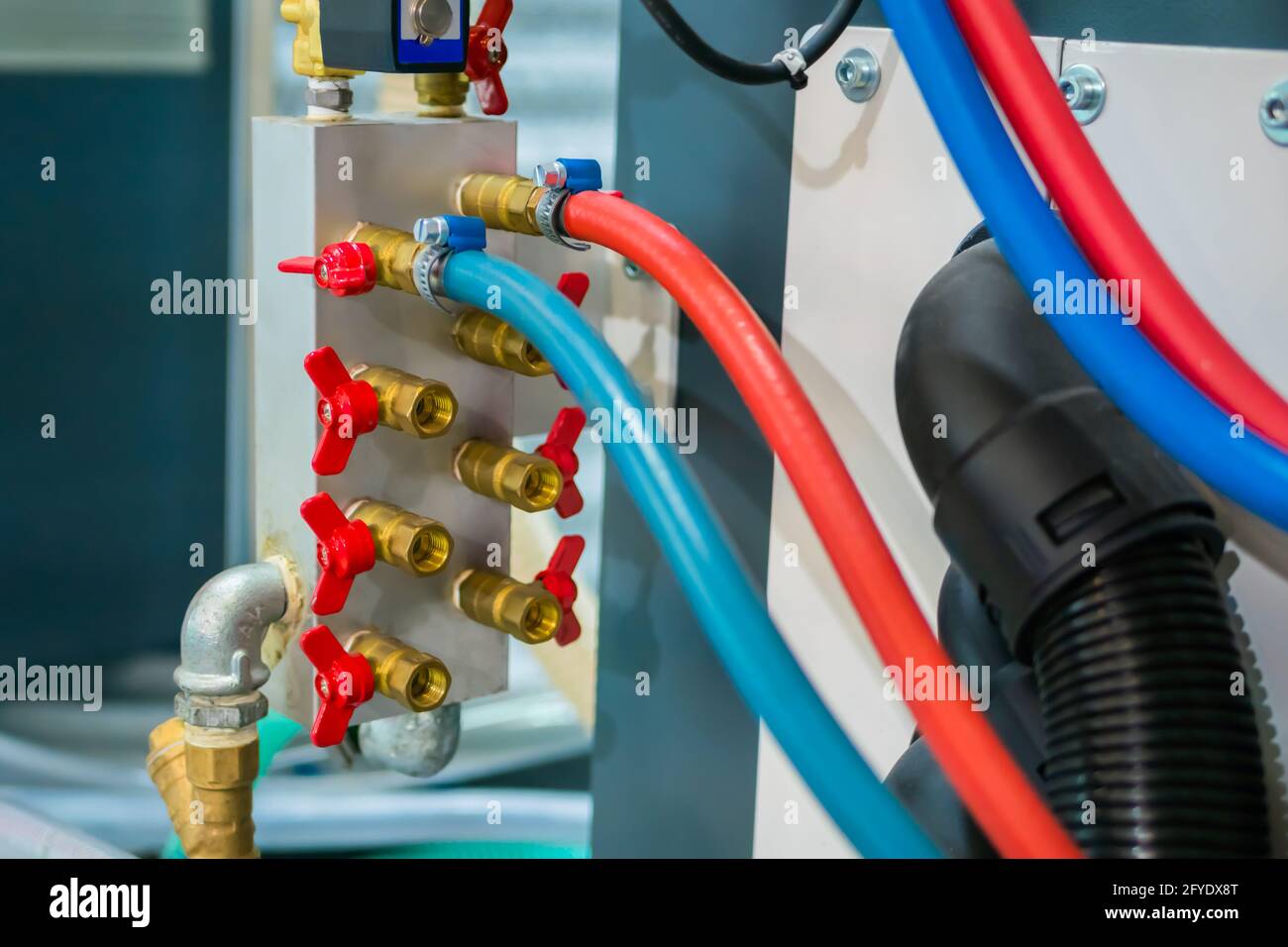 Hydraulische Hochdruckschläuche und Ventile am Steuersystem von Wasserkühlung Stockfoto