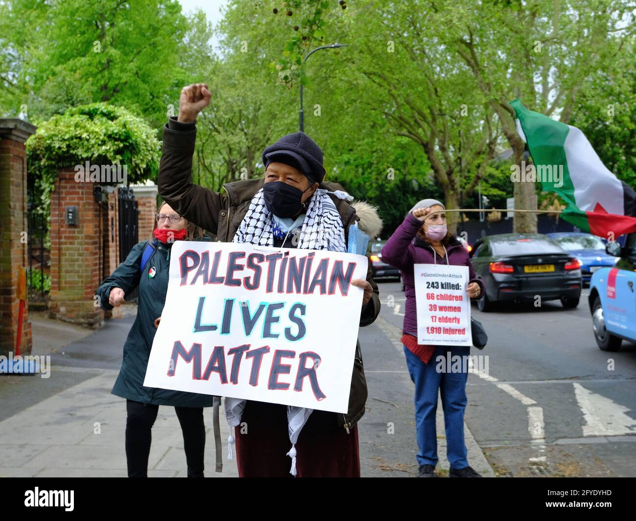 Ein Protestler steht solidarisch mit den Palästinensern bei einer Demonstration vor dem israelischen Botschafter in der Residenz des Vereinigten Königreichs. Stockfoto