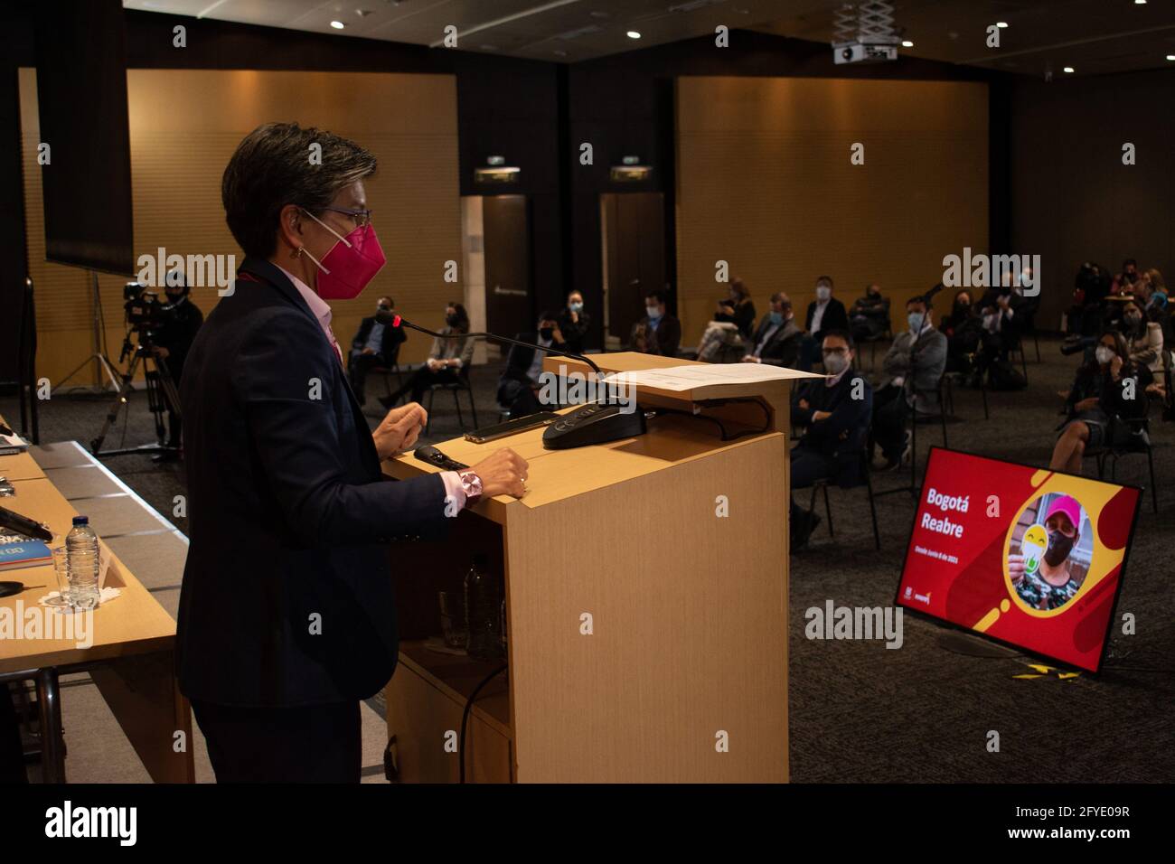 Bogota, Cundinamarca, Kolumbien. Mai 2021. Claudia Lopez, die Bürgermeisterin von Bogota, Alejandro Gomez, und Nicolas Uribe, der Präsident der Handelskammer von Bogota, leiten eine Live-Pressekonferenz, die am 27. März 2021 im Fernsehen „Canal Capital“ ausgestrahlt wurde. Claudia Lopez, die Bürgermeisterin von Bogota, Traf sich mit Geschäftsleuten in der Handelskammer, um die Leichtigkeit der COVID-19-Beschränkungen ab dem 8. Juni in Bogota, Kolumbien, bekannt zu geben. Quelle: Daniel Romero/LongVisual/ZUMA Wire/Alamy Live News Stockfoto