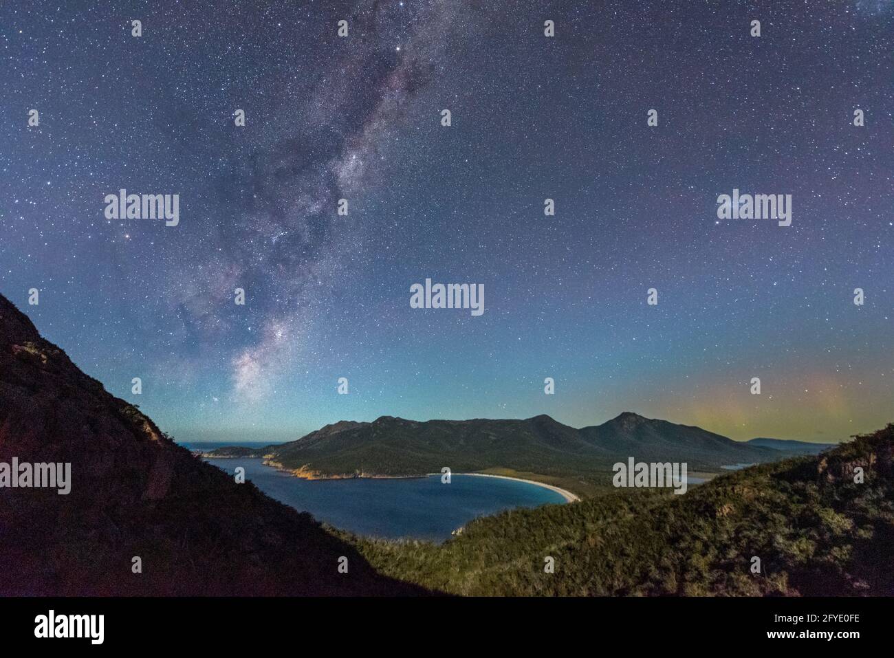 Milky Way und Aurora über Wineglass Bay Stockfoto