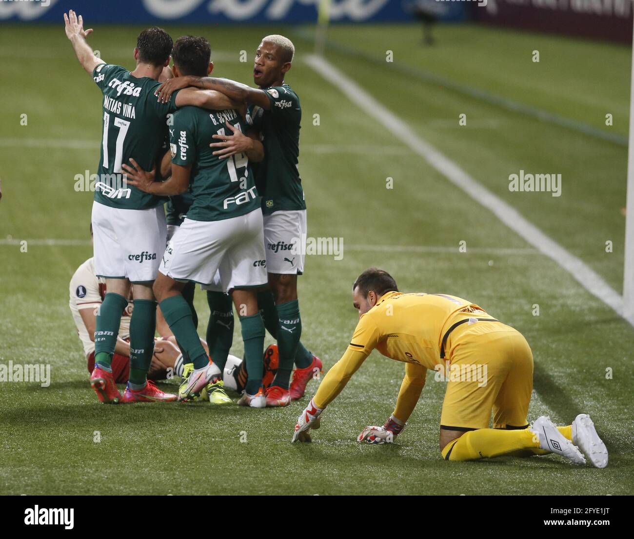 Der Palmeiras-Angreifer Willian feiert nach einem Treffer während der Copa Libertadores-Gruppe ein Fußballspiel zwischen Palmeiras und Universitario im Allianz Parque Stadion, das früher als Palestra Italia in der Stadt Sao Paulo, Brasilien, bekannt war. Palmeiras gewann das Spiel 6-0 mit Toren von Vina, Ze Rafael, Gustavo Gomez, Willian und zwei von Rony . Daraufhin bestätigte sich Palmeiras als Sieger der Gruppe A und qualifizierte sich für die K.O.-Etappe mit dem zweitbesten Rekord mit 15 Punkten aus dem Jahr 18, nur noch besser als Athletico Mineiro, der mit 16 Punkten endete. Der Gruppendatensatz ist als wichtig Stockfoto