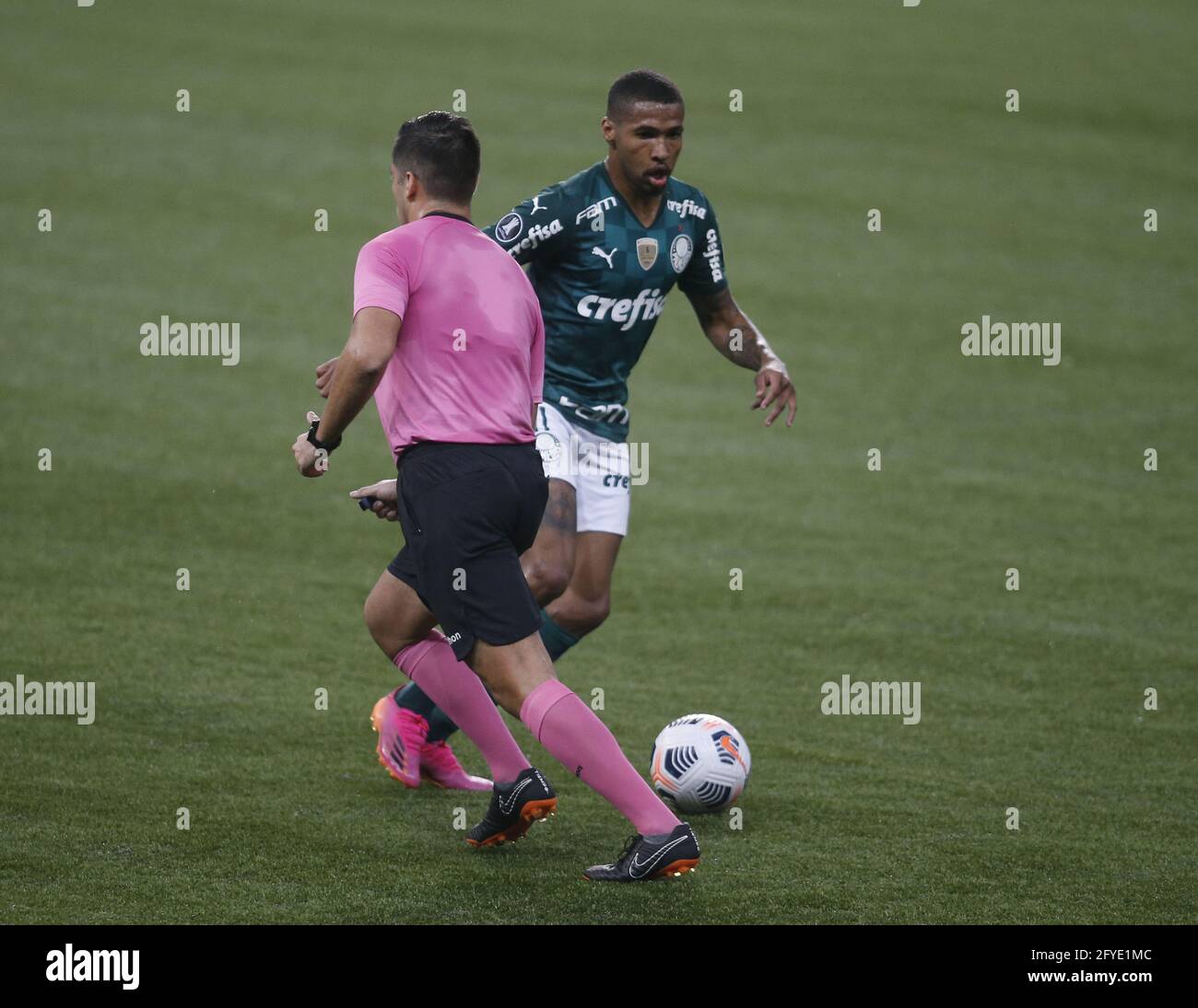 Palmeiras Mittelfeldspieler Wesley während der Copa Libertadores-Gruppe spielt Palmeiras und Universitario im Allianz Parque Stadion, das früher als Palestra Italia in der Stadt Sao Paulo, Brasilien, bekannt war. Palmeiras gewann das Spiel 6-0 mit Toren von Vina, Ze Rafael, Gustavo Gomez, Willian und zwei von Rony . Daraufhin bestätigte sich Palmeiras als Sieger der Gruppe A und qualifizierte sich für die K.O.-Etappe mit dem zweitbesten Rekord mit 15 Punkten aus dem Jahr 18, nur noch besser als Athletico Mineiro, der mit 16 Punkten endete. Der Gruppendatensatz ist wichtig, da er im Seeding t verwendet wird Stockfoto