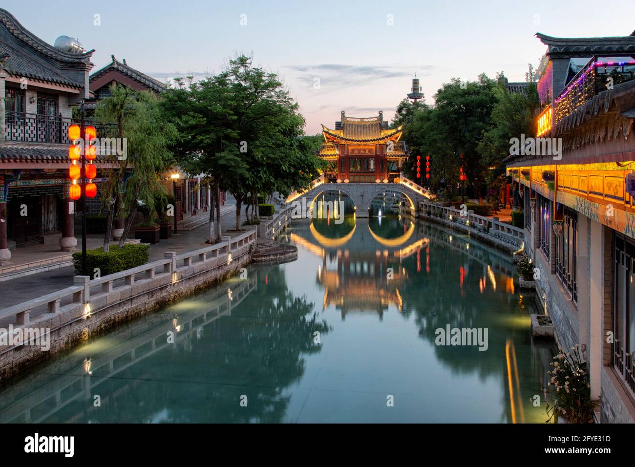 Nachtansicht der antiken Stadt Yi Ren in Chuqionx in der Nähe von Kunming, in Yunnan - China Stockfoto