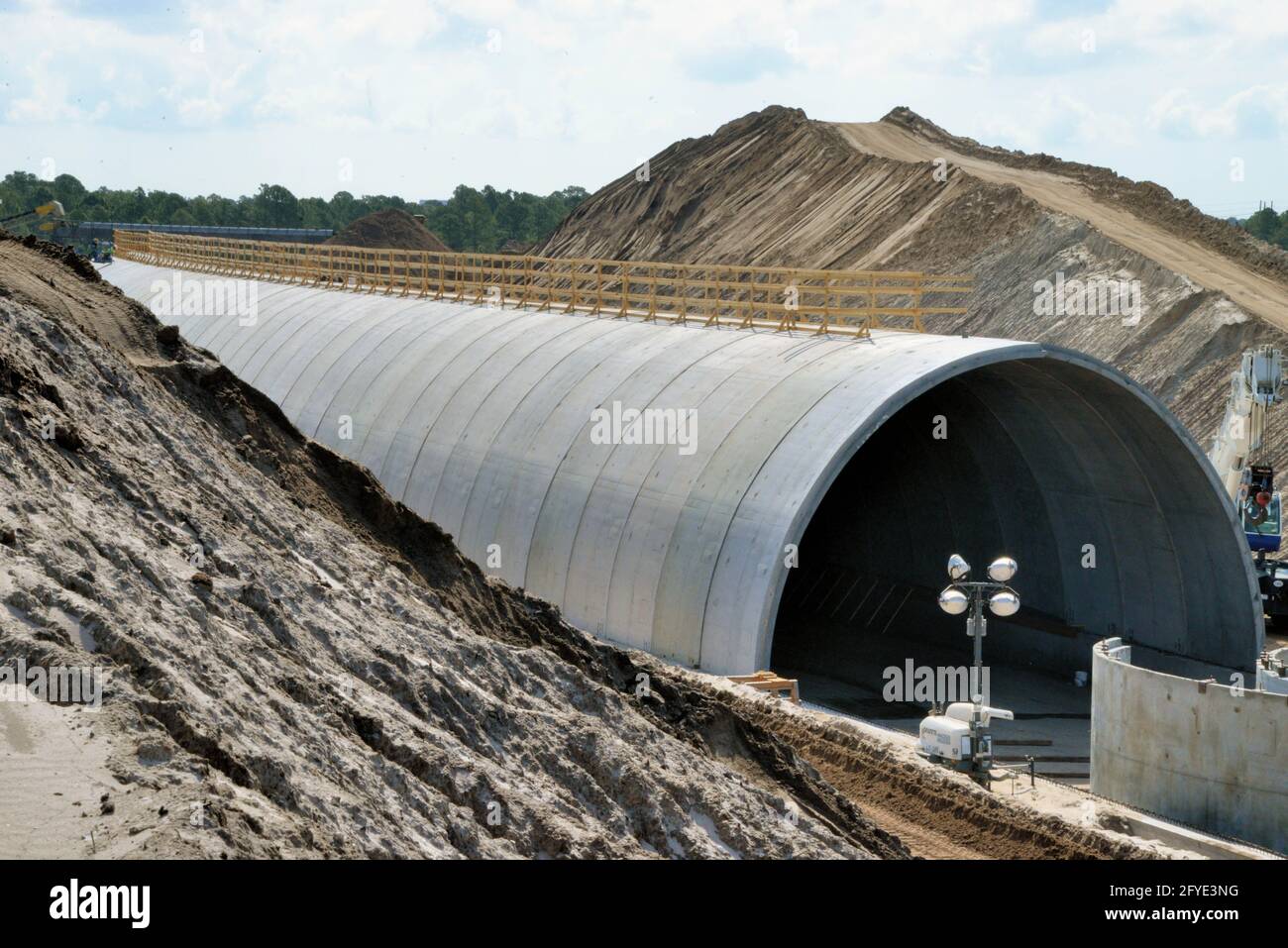 Cocoa, Brevard County. Florida USA. 27.Mai 2021. Die Bauunternehmen von BrightLine-Zügen haben die State Road 528 vorübergehend in den Norden ihres ursprünglichen Standorts verlegt, um Platz für einen überirdischen gebogenen Paneeltunnel zu schaffen. Nach der Fertigstellung wird die Betonkonstruktion mit Füllstoff bedeckt und an der alten Straße ausgerichtet. 125 Betonplatten wurden vor Ort gebaut und von Beyel Crane installiert. Kredit: Julian Leek/Alamy Live Nachrichten Stockfoto