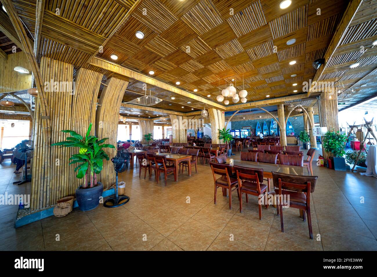 Meeresfrüchte-Restaurant in lang Co in Thua Thien-Hue Provinz, Vietnam - 8. Mai 2021: Interieur des Fisch-Restaurant mit Bambus in lang Co in Th dekoriert Stockfoto