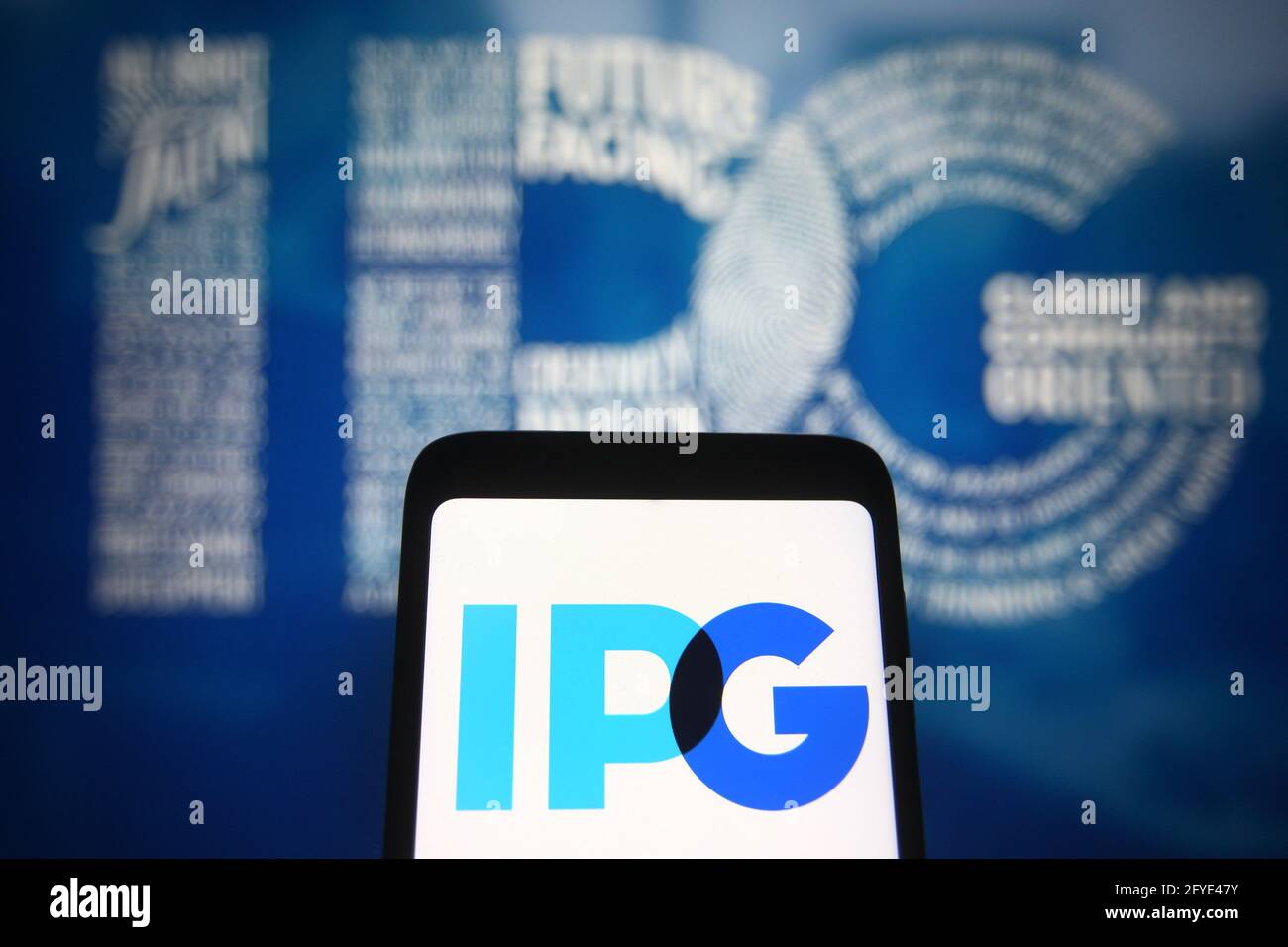 Ukraine. Mai 2021. In dieser Abbildung ist ein Logo der Interpublic Group of Companie (IPG) eines US-Werbeunternehmens zu sehen, das auf einem Smartphone und einem pc-Bildschirm zu sehen ist. (Foto von Pavlo Gonchar/SOPA Images/Sipa USA) Quelle: SIPA USA/Alamy Live News Stockfoto