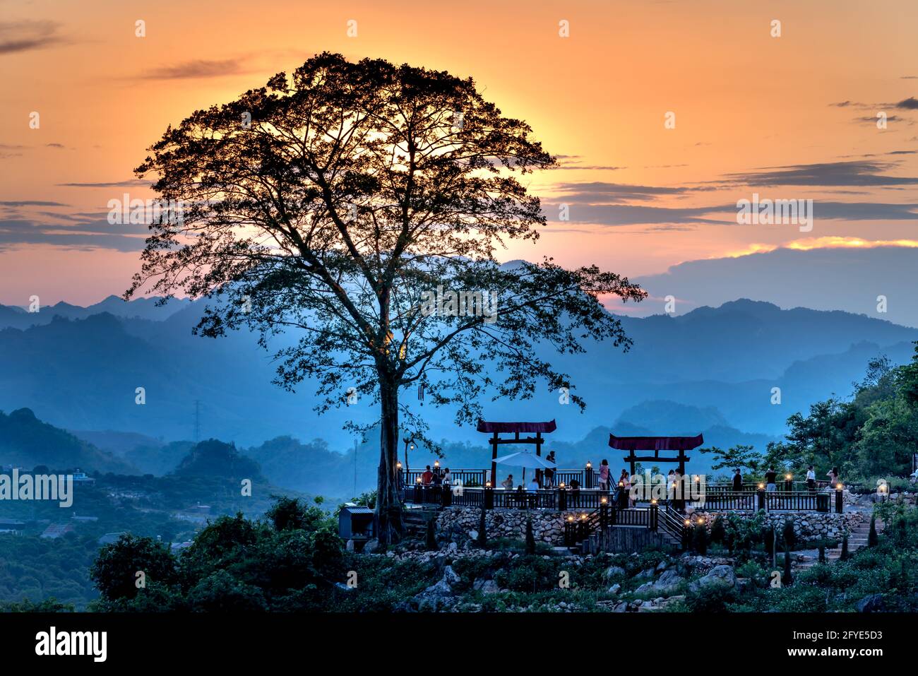 Sonnenuntergang in den Bergen des MOC Chau Distrikts, Son La Provinz, Vietnam Stockfoto