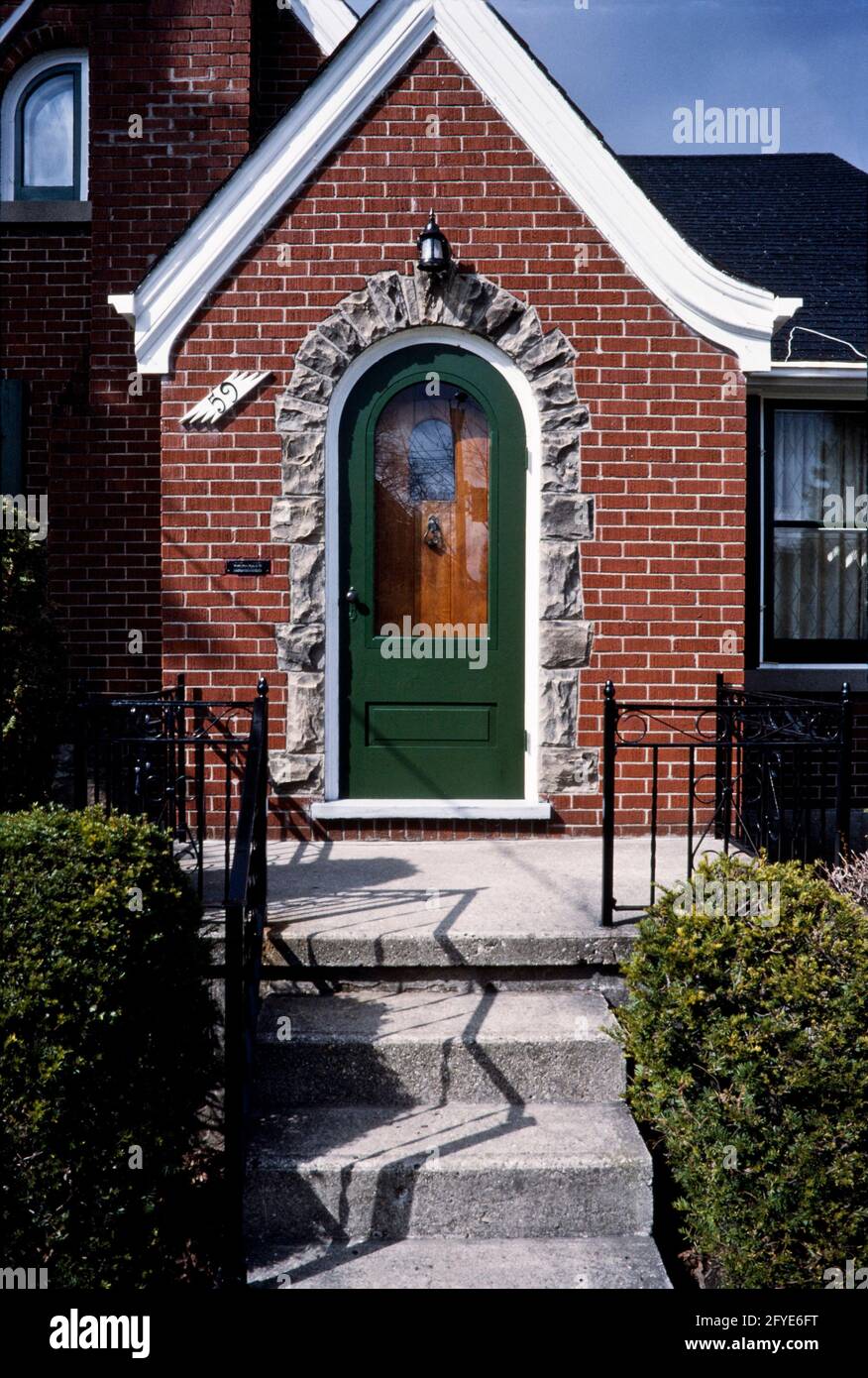 Doors, eine Künstleransicht von Wohneingangstüren und Immobilien in Kitchener, Ontario, Kanada. Fredrick Street (überwiegend) 1983 Stockfoto