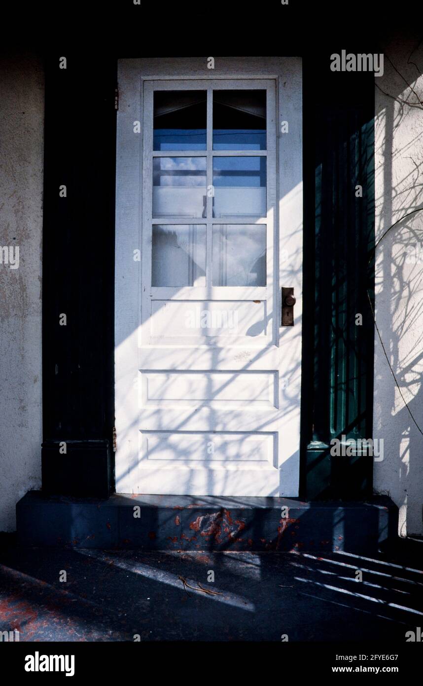 Doors, eine Künstleransicht von Wohneingangstüren und Immobilien in Kitchener, Ontario, Kanada. Fredrick Street (überwiegend) 1983 Stockfoto